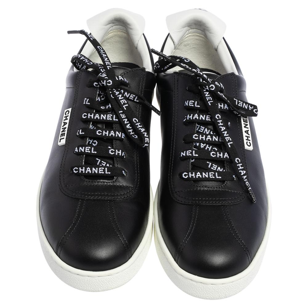 Mit diesen Low-Top-Sneakern von Chanel bekommen lässige Ausflüge ein stilvolles Update. Die Sneaker sind aus Leder gefertigt:: mit Monogramm-Schnürsenkeln versehen und mit einer bequemen Innensohle ausgestattet. Sie sind mit strapazierfähigen