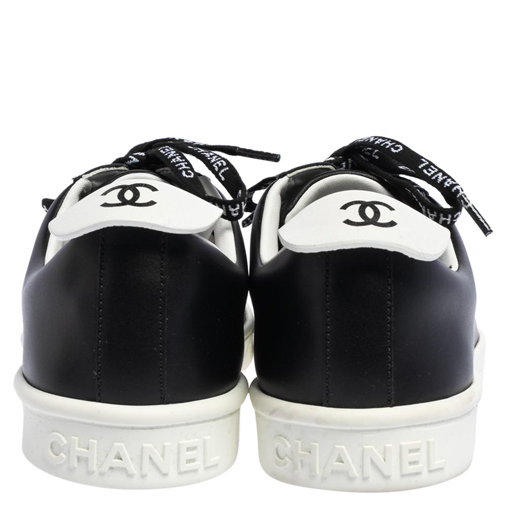 Chanel Schwarz Leder Logo Lace Up CC Low Top Sneakers Größe 41.5 im Zustand „Hervorragend“ in Dubai, Al Qouz 2