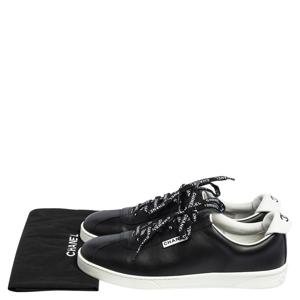 Chanel Schwarz Leder Logo Lace Up CC Low Top Sneakers Größe 41.5 4