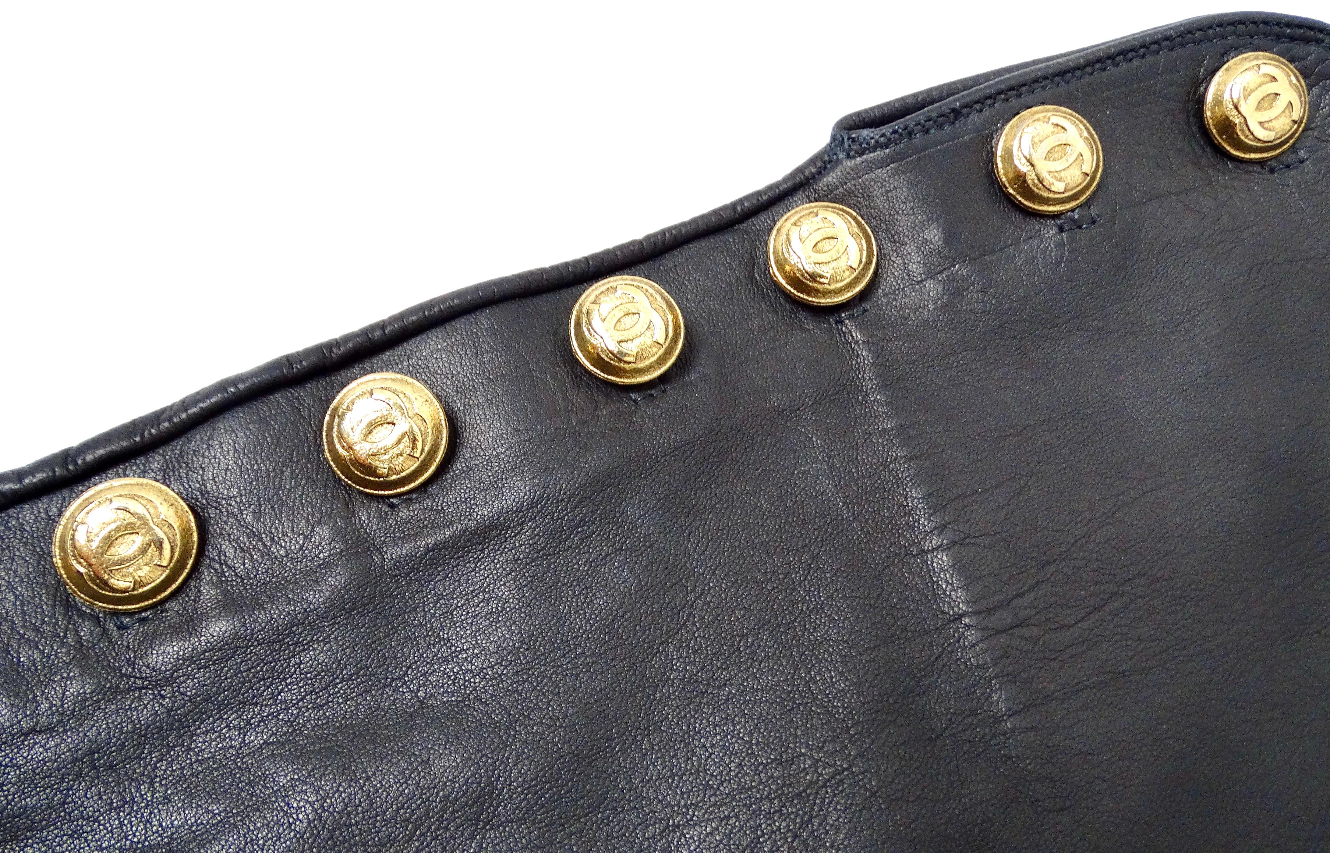 Nero Guanti lunghi in pelle nera di Chanel con bottoni a incastro CIRCA anni '90 circa in vendita