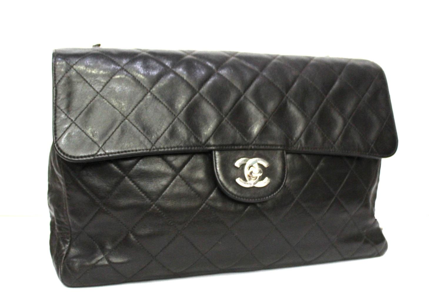 Chanel model Jumbo bag made of soft lambskin with silver hardware.
Classic closure with CC logo, shoulder strap in leather and chain. Internally quite large.
To be a vintage product it is in good condition. Year 1996/1997.