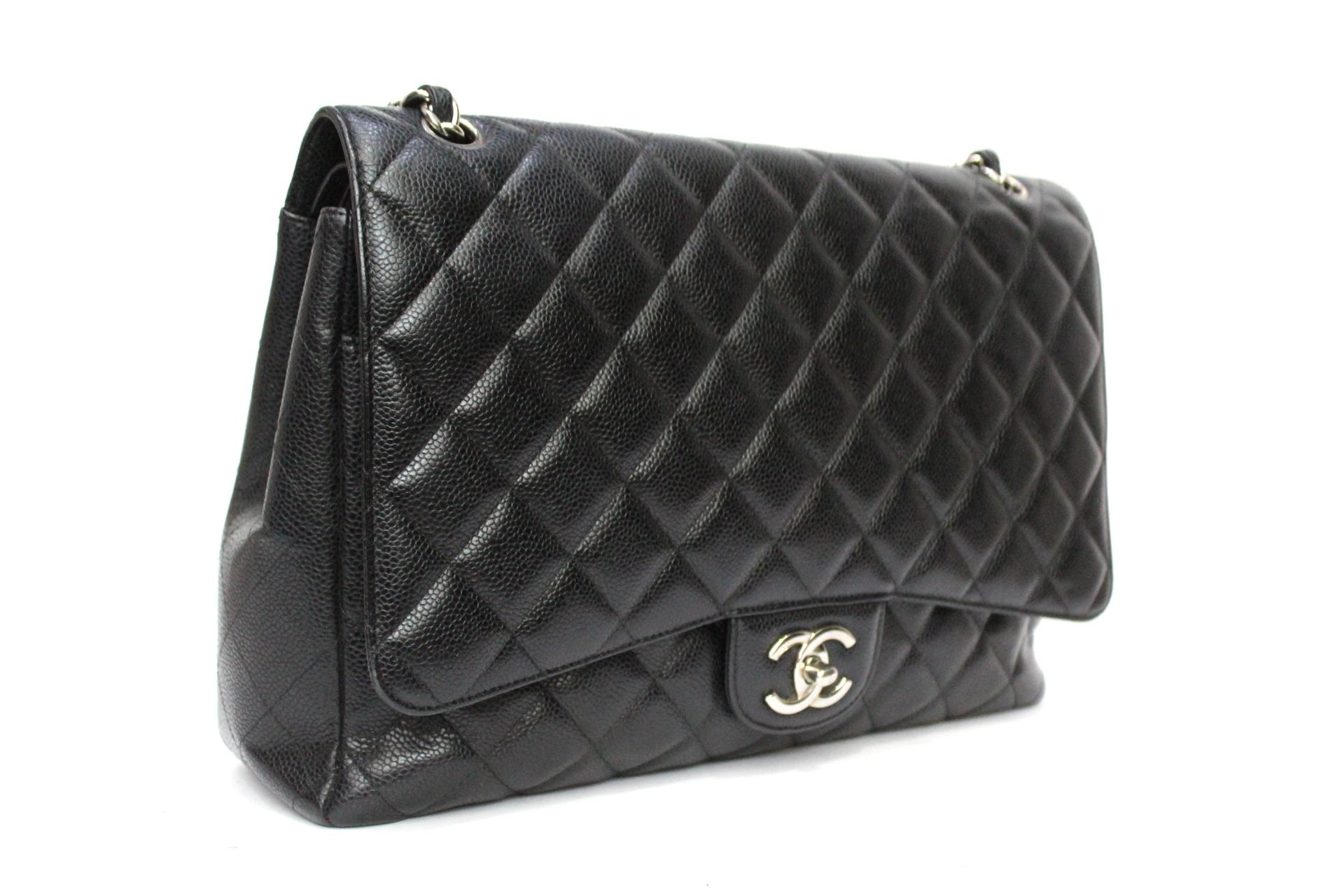 Chanel Maxi Jumbo Double-Flap in hammered leather with silver hardware.

Closing with classic silver CC logo and chain and leather shoulder strap.

Internally large. It seems in perfect conditions. YEAR 2010/2011.