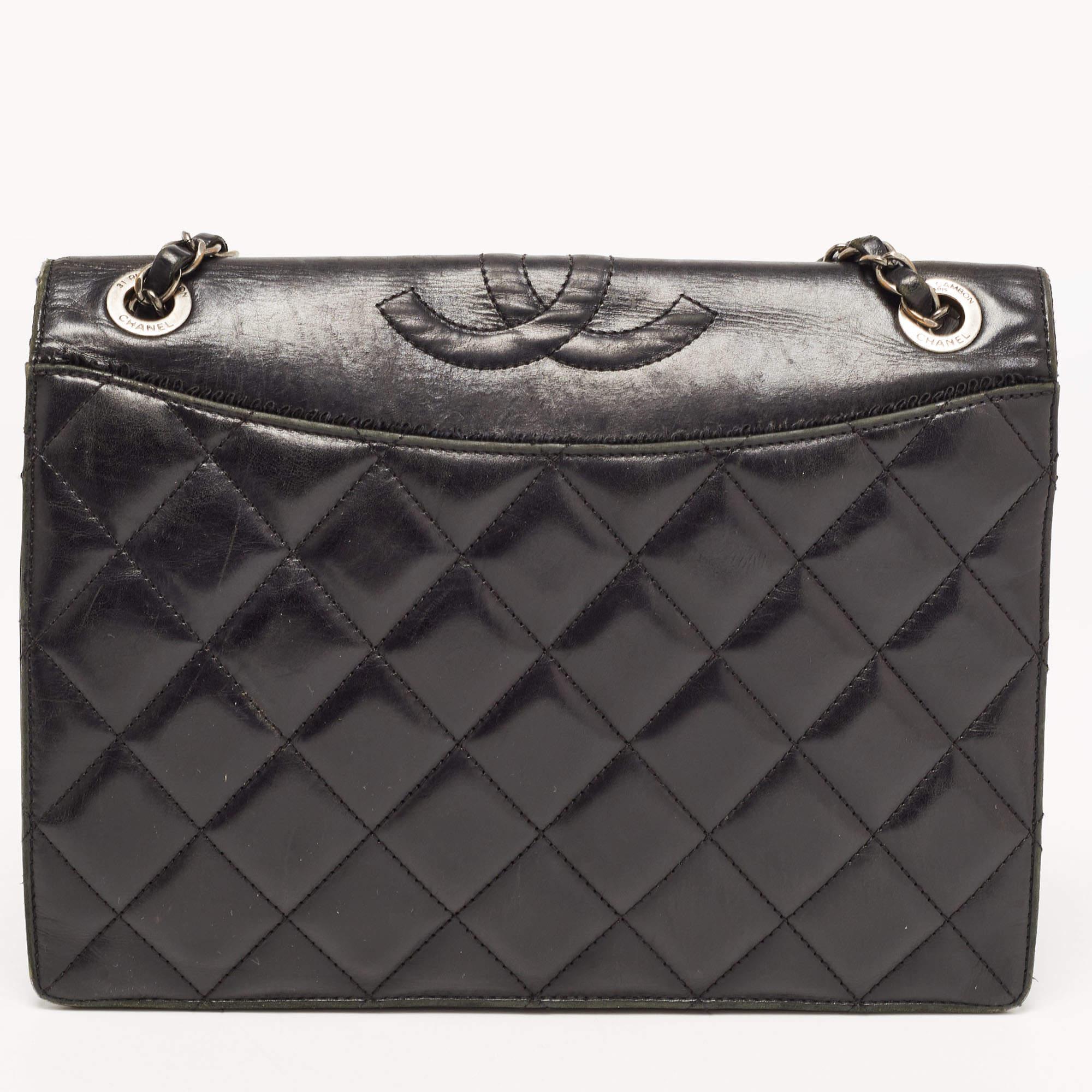 Chanel ensures you have a wonderful accessory to accompany you every day with this well-crafted bag. It has a signature look and a practical size.

