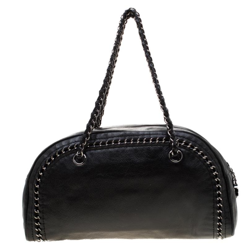 Designed in effortless chic and minimally glamorous style with an everyday functional utility and spacious interior, this Chanel Luxe Ligne Bowler bag is a hard one to miss. Crafted in black leather, this beautiful bag features the classic
