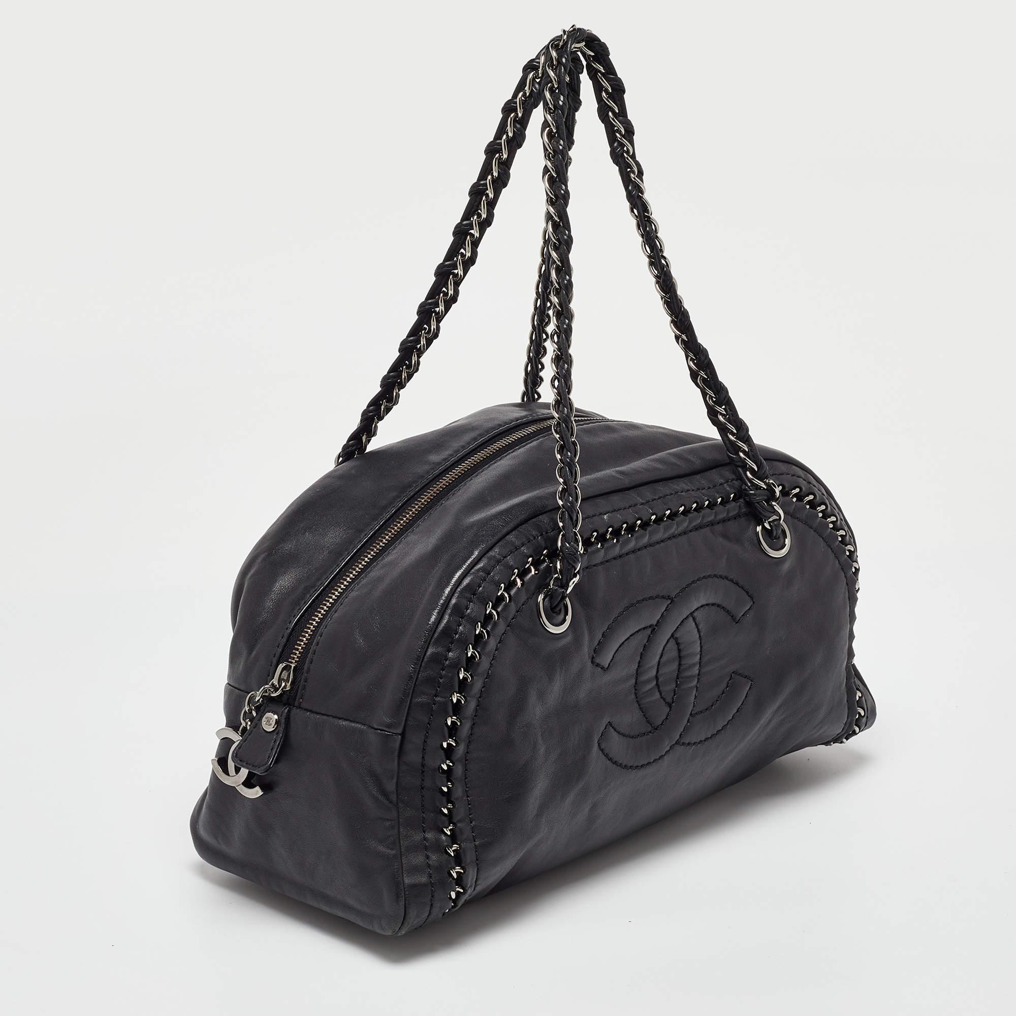 Chanel Bolso bombín Luxe Ligne mediano de piel negra con adornos de cadena Negro