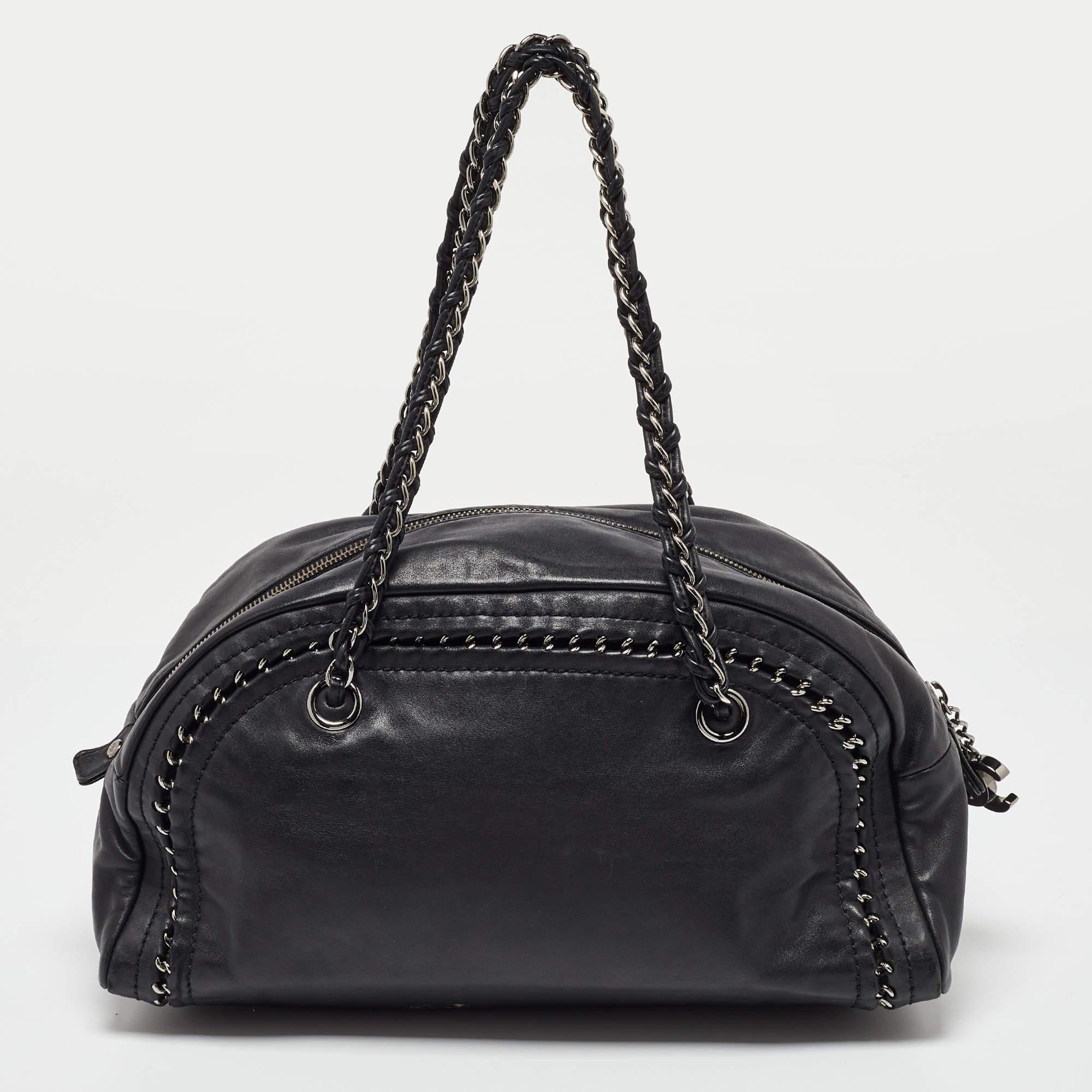 Chanel Bolso bombín Luxe Ligne mediano de piel negra con adornos de cadena en Bueno Estado en Dubai, Al Qouz 2