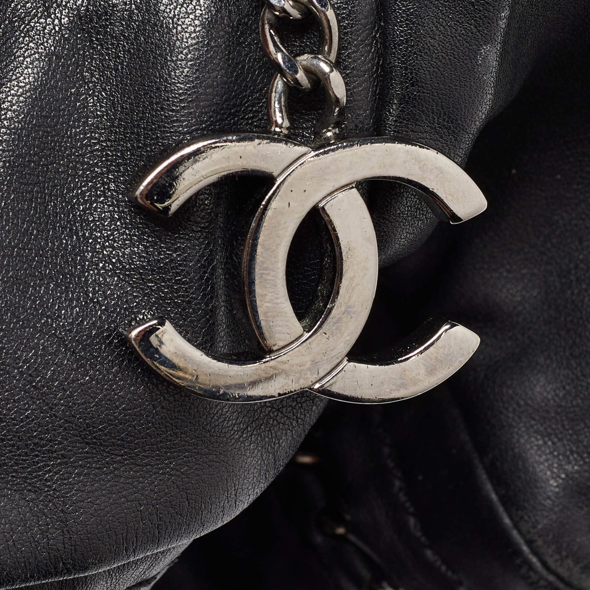 Chanel Bolso bombín Luxe Ligne mediano de piel negra con adornos de cadena 1