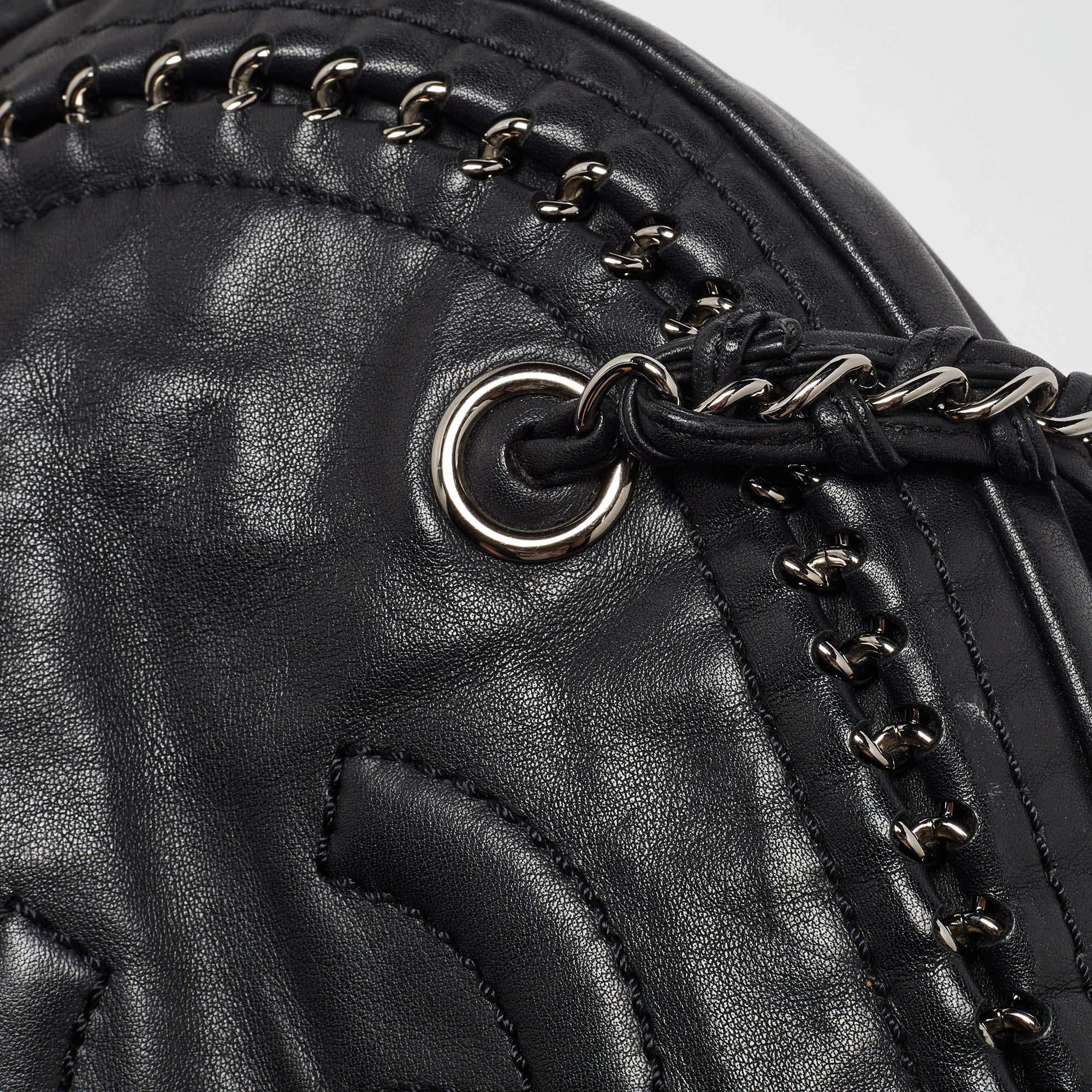 Chanel Bolso bombín Luxe Ligne mediano de piel negra con adornos de cadena 2