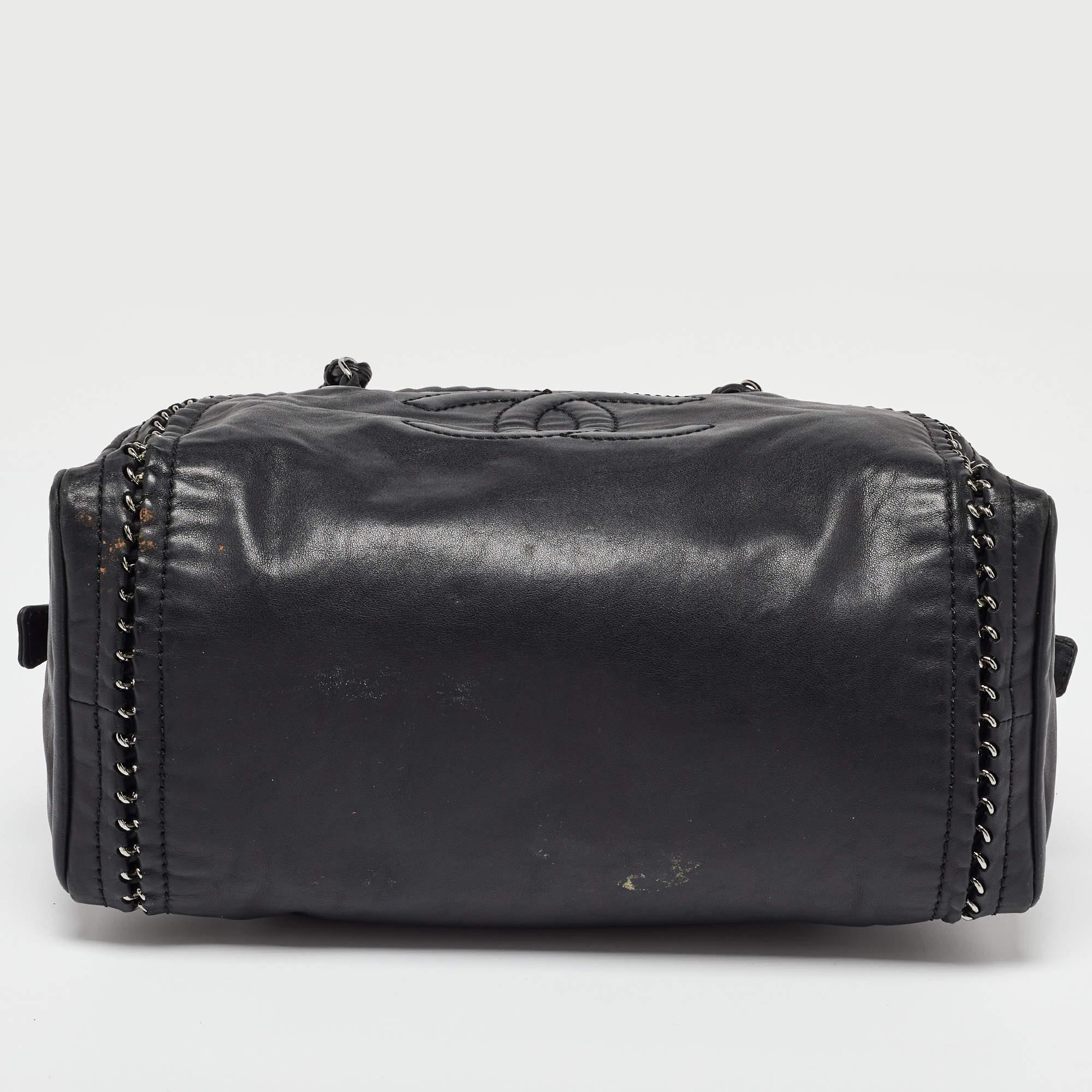 Chanel Bolso bombín Luxe Ligne mediano de piel negra con adornos de cadena 3