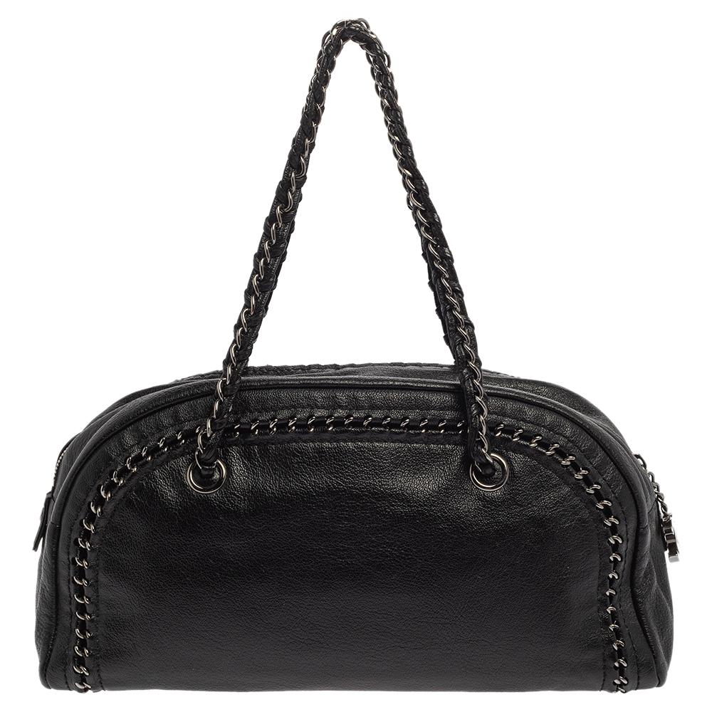 Designed in an effortlessly chic and minimally glamorous style with an everyday functional utility and a spacious interior, this Chanel Bowler bag is hard to miss! Crafted from black leather, this creation features the classic chain trim detailing