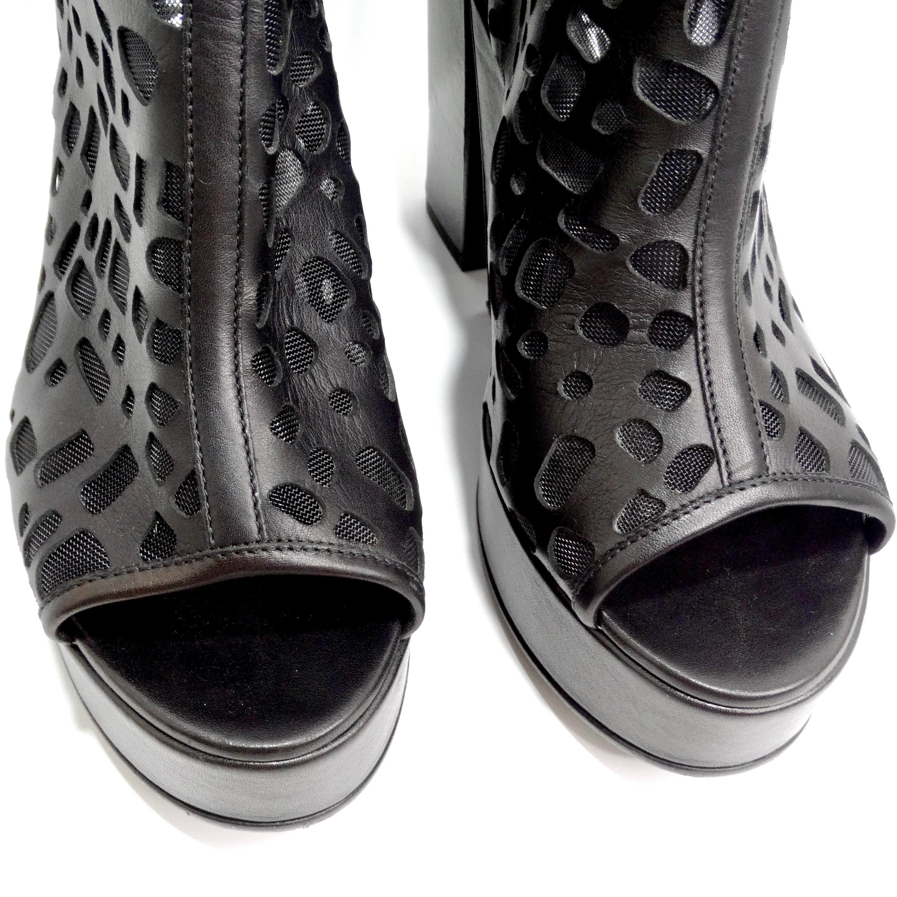 Chanel - Bottines à plateforme peep toes en cuir noir avec découpe en maille Bon état - En vente à Scottsdale, AZ