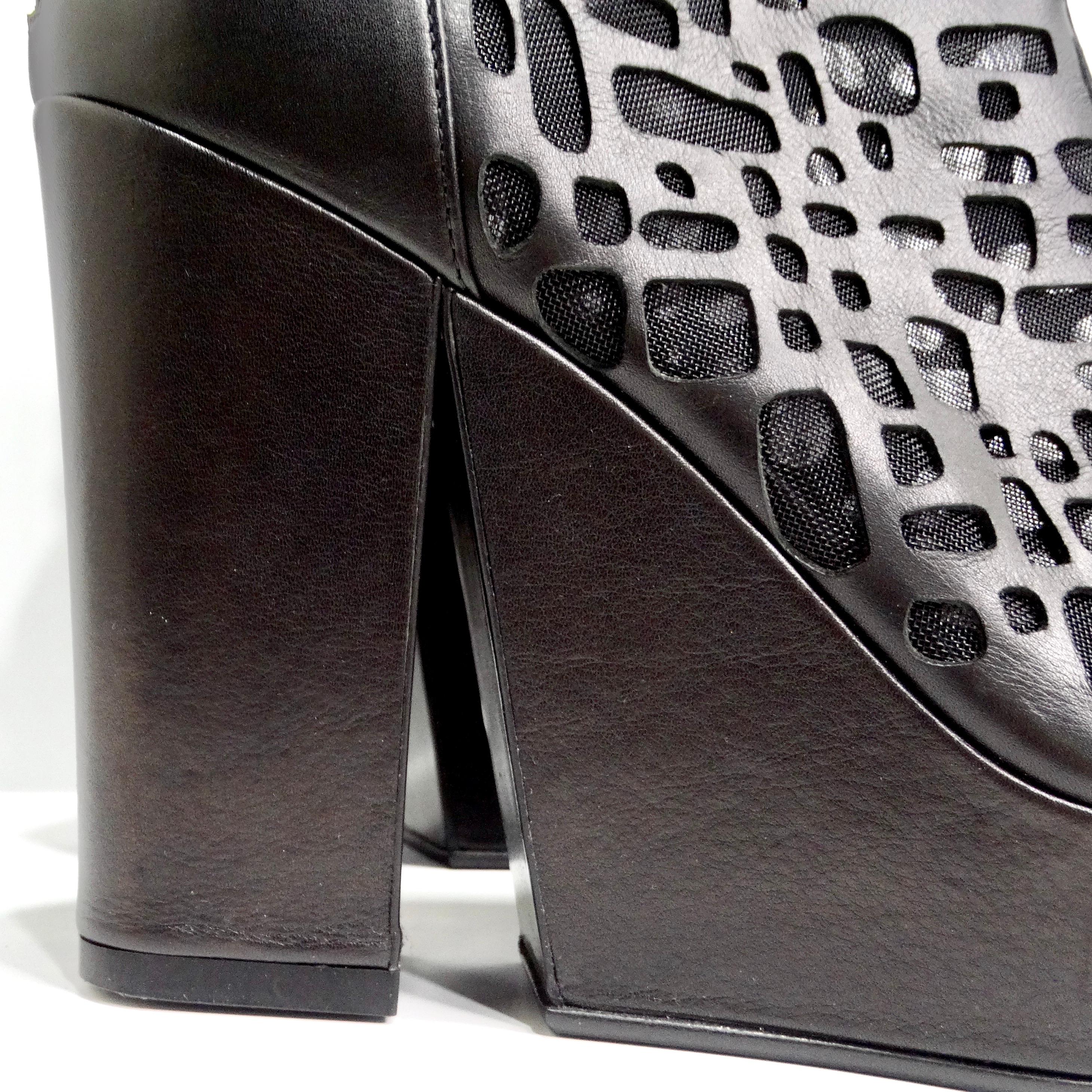 Chanel - Bottines à plateforme peep toes en cuir noir avec découpe en maille en vente 1