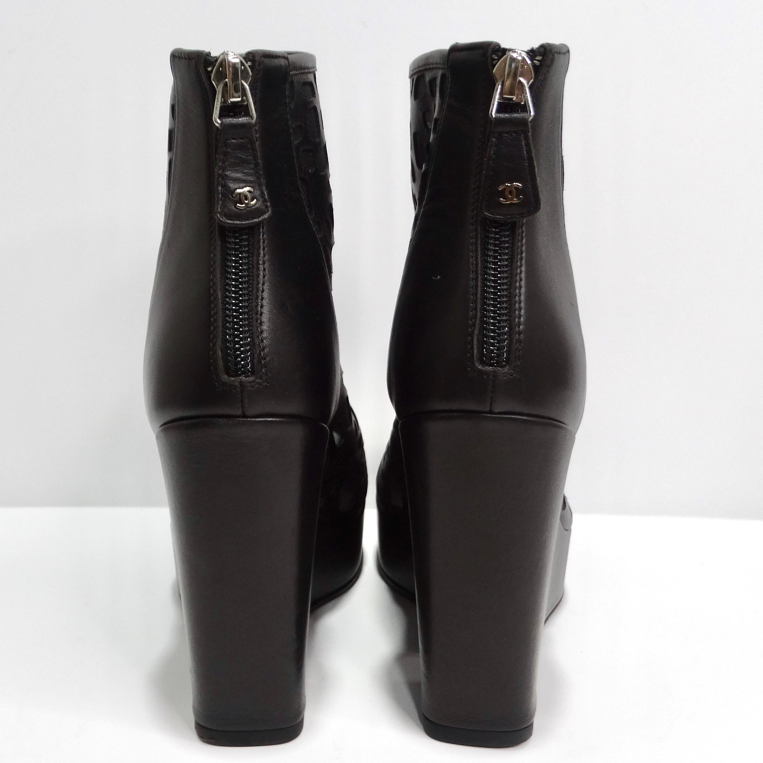 Chanel - Bottines à plateforme peep toes en cuir noir avec découpe en maille en vente 2