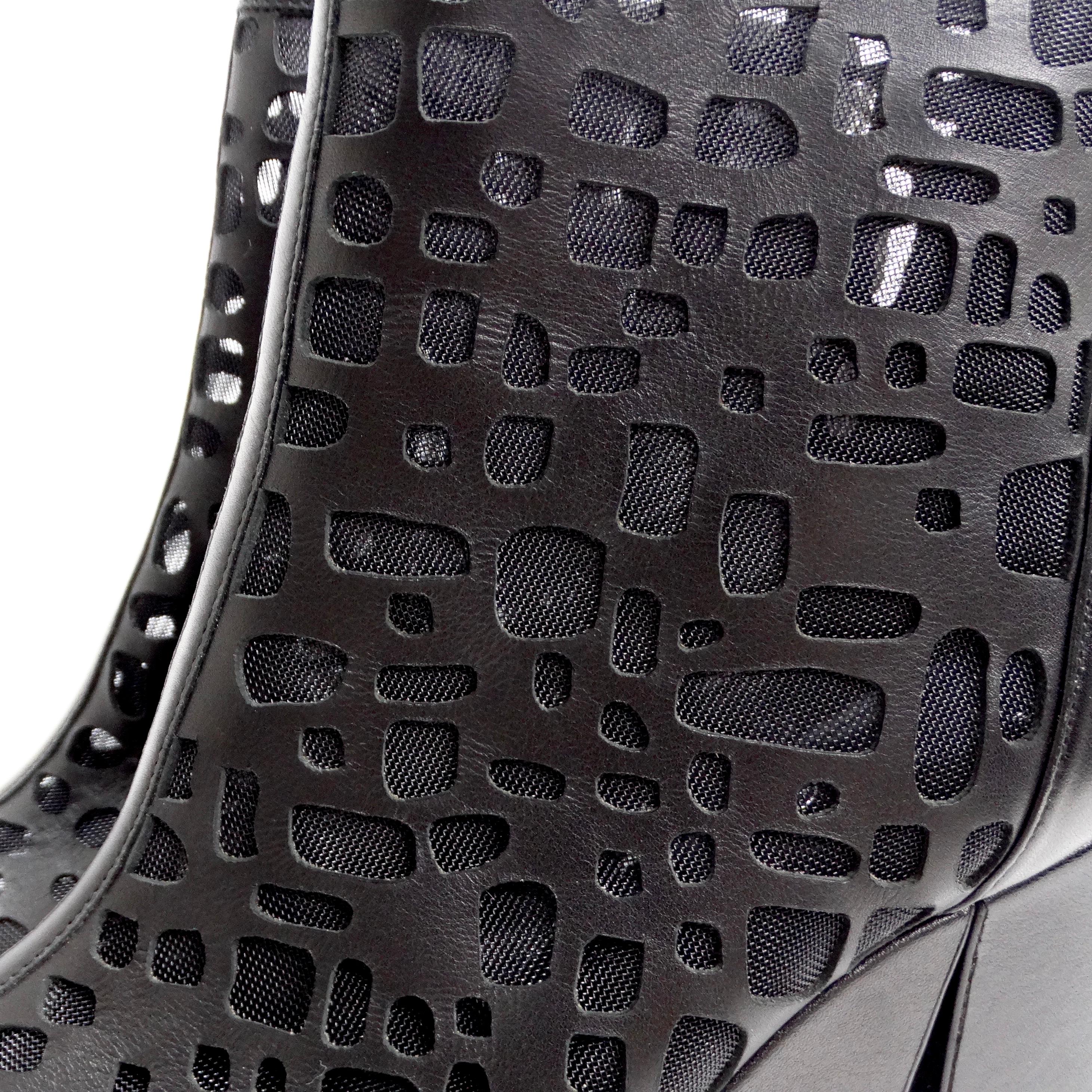Chanel - Bottines à plateforme peep toes en cuir noir avec découpe en maille en vente 5