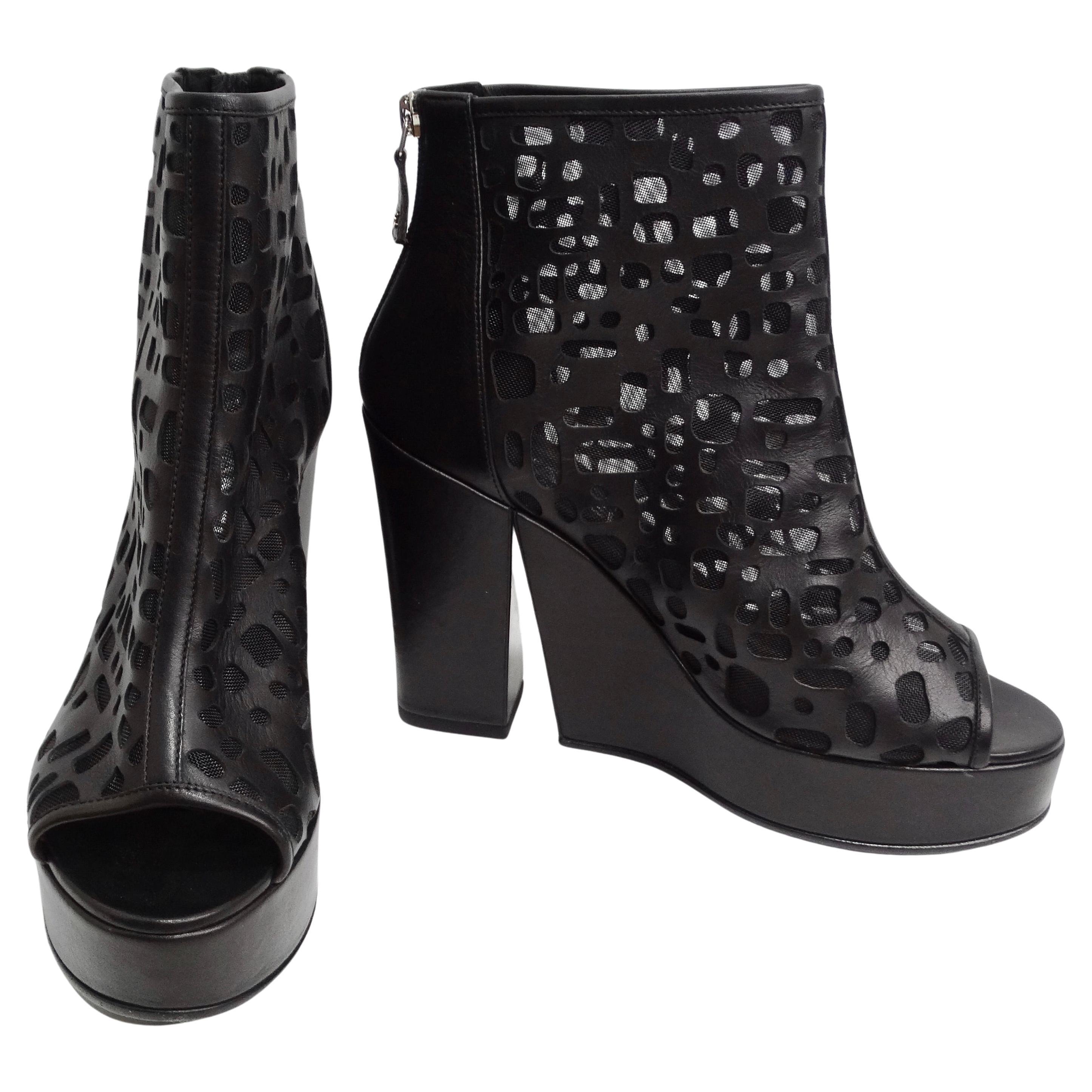 Chanel - Bottines à plateforme peep toes en cuir noir avec découpe en maille en vente