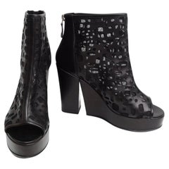 Chanel - Bottines à plateforme peep toes en cuir noir avec découpe en maille