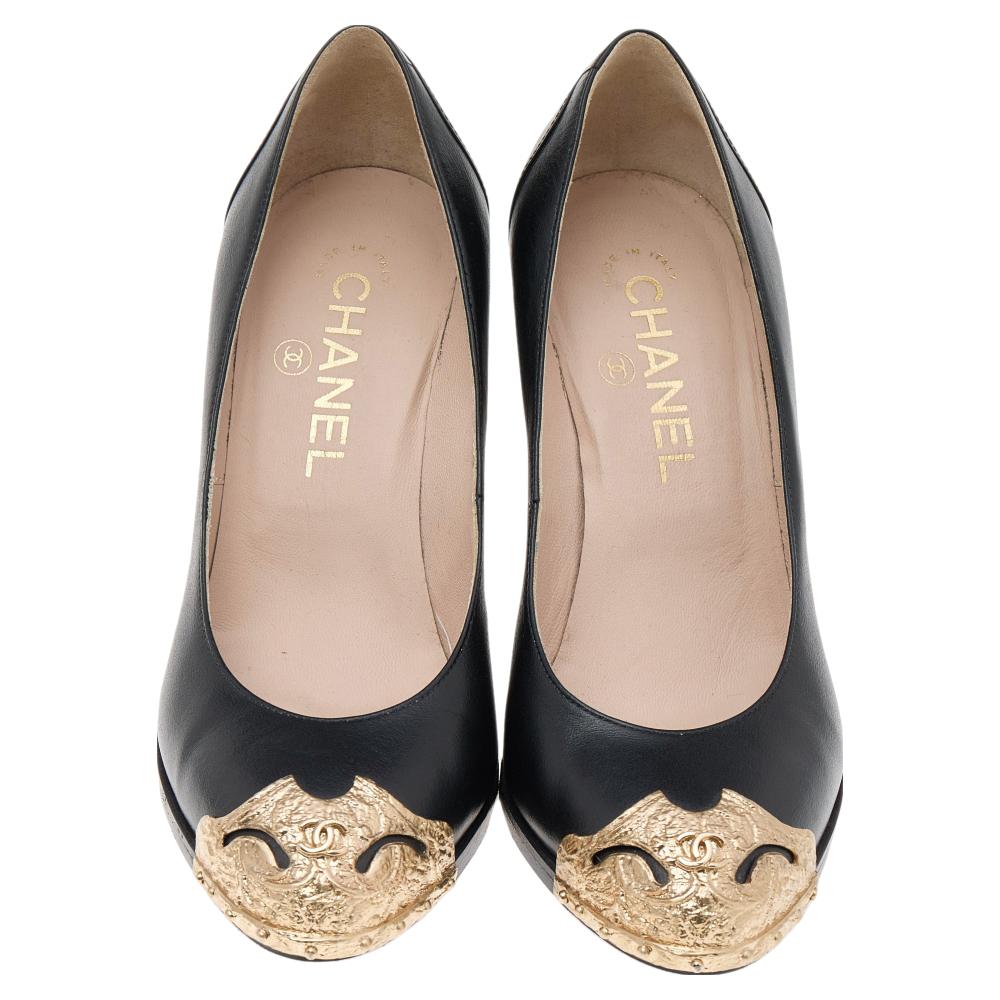 Chanel's effortlessly chic and graceful aesthetic can be seen in these gorgeous Paris-Dallas Star pumps. Designed using black leather, they are adorned with gold-toned metal cap toes and Star-embellished block heels. Elevate the look of your attire