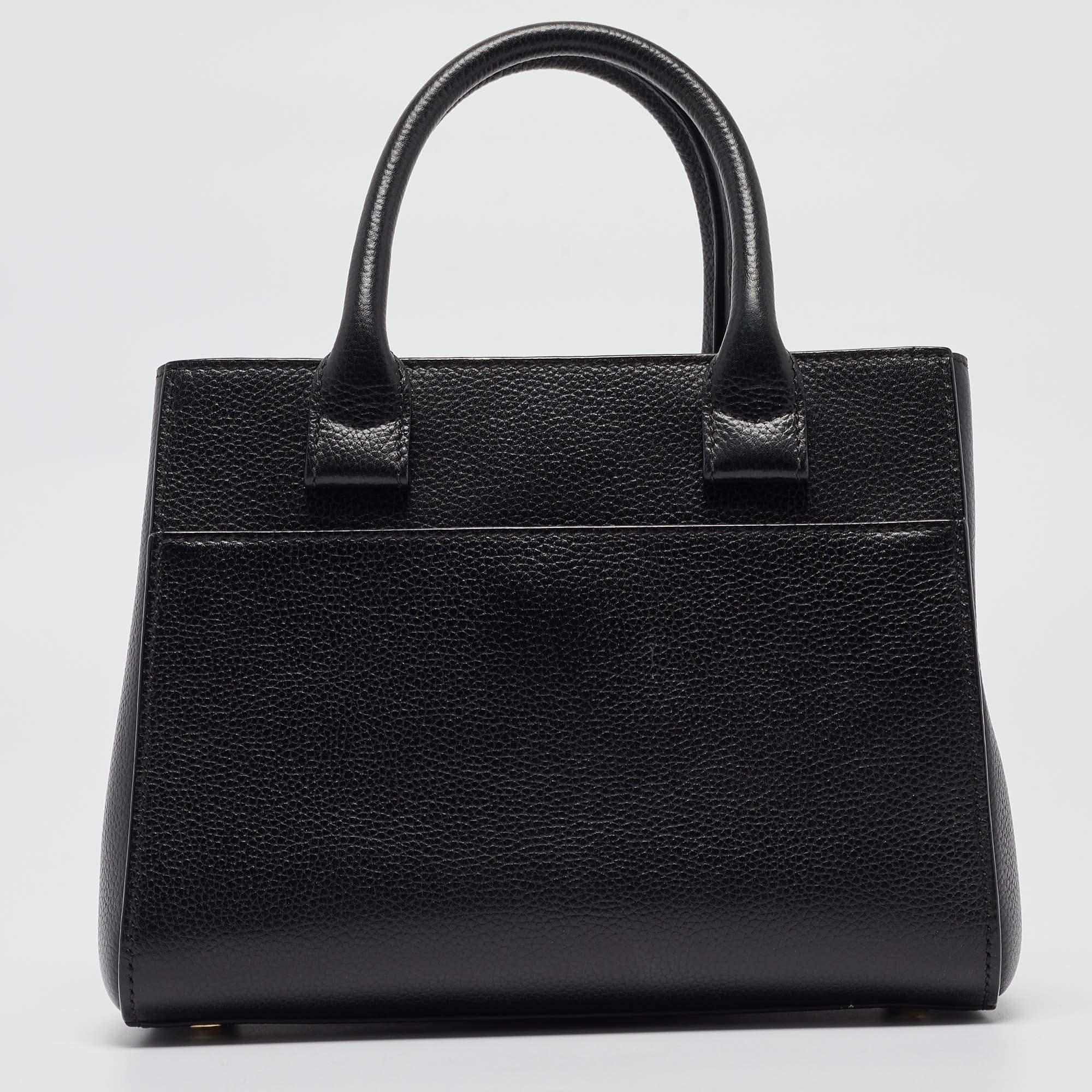 Thoughtful details, high quality, and everyday convenience mark this designer bag for women by Chanel. The bag is sewn with skill to deliver a refined look and an impeccable finish.

