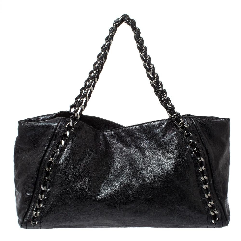 The East West tote from Chanel will make you go gaga over its style. This chic creation is crafted from leather and features chain-link detailing on the front and back that extends to form dual shoulder straps. It flaunts the signature CC logo in a