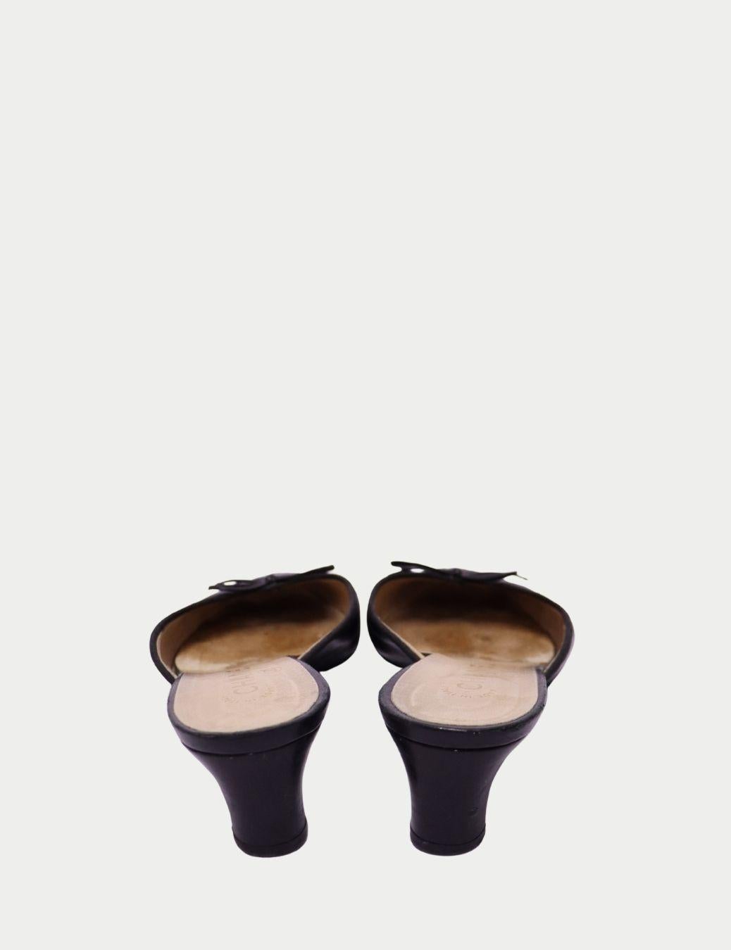 Chanel Schwarze Leder Pantoletten - EU 40 im Zustand „Gut“ im Angebot in Amman, JO