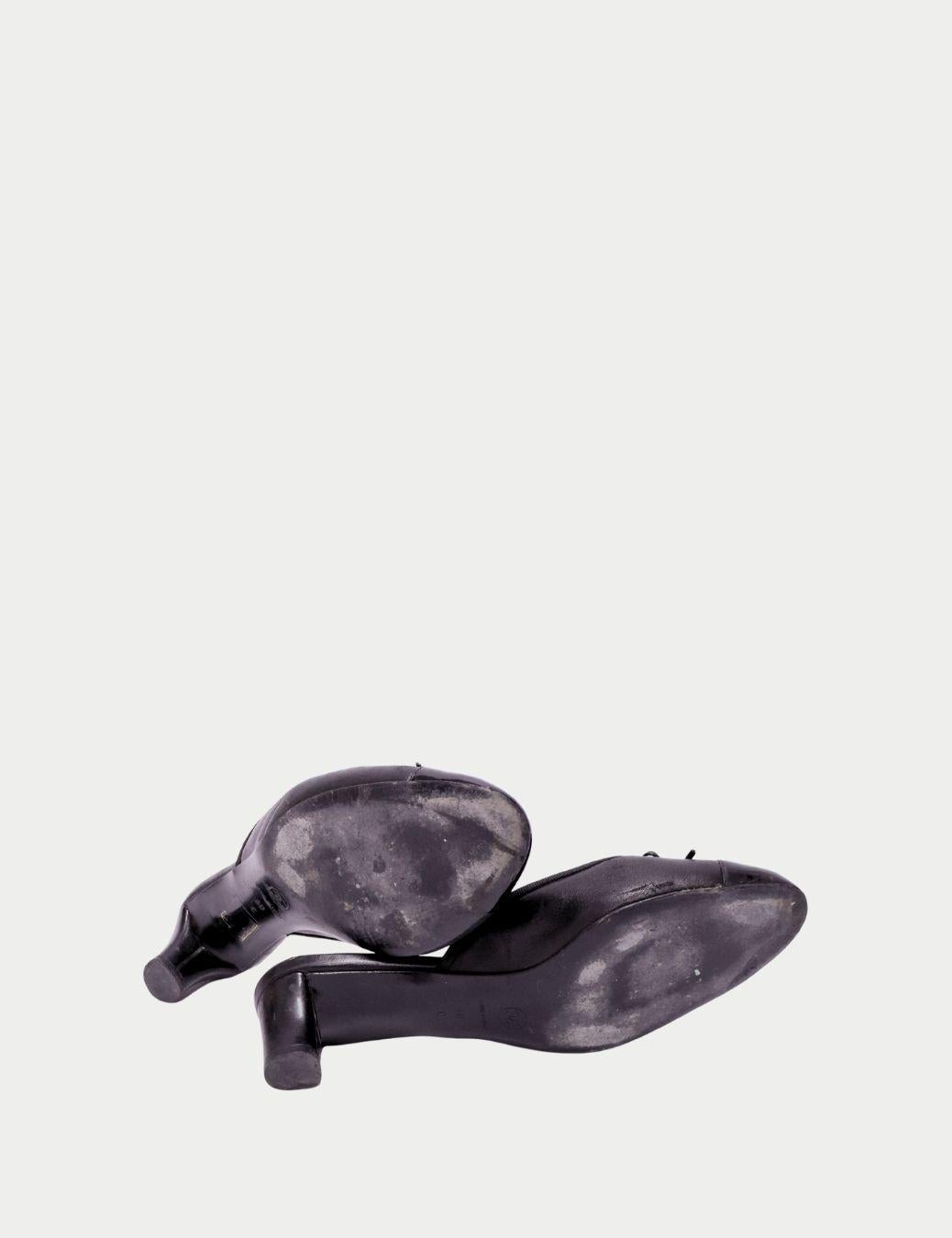 Chanel Schwarze Leder Pantoletten - EU 40 Damen im Angebot