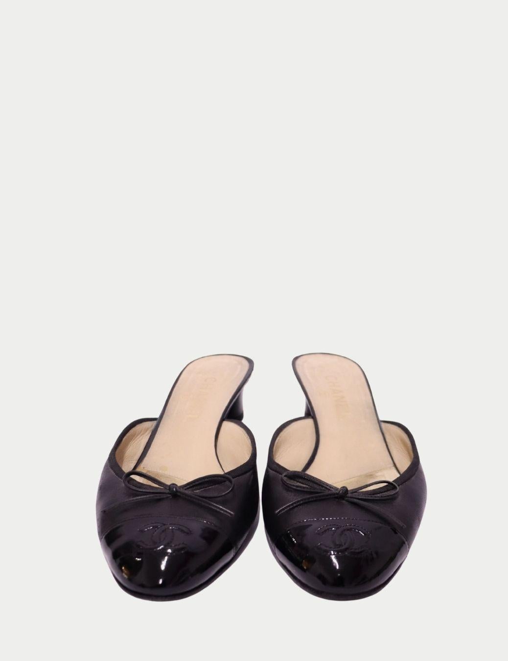 Chanel Schwarze Leder Pantoletten - EU 40 im Angebot 1