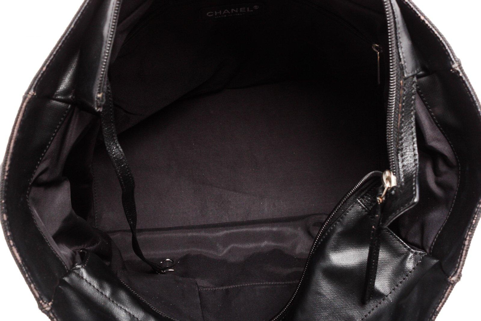 Chanel Black Leather Shoulder Bag with black-tone hardware, black leather trim, exterior zip pockets, interior zip pockets, leather lining, handle dual top handles, strap dual flat shoulder, and zipper closure.



27137MSC