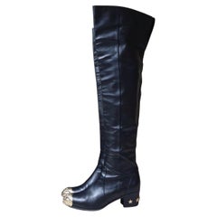 Chanel Paris Dallas Metall Cap Toe Oberschenkelhohe Stiefel aus schwarzem Leder