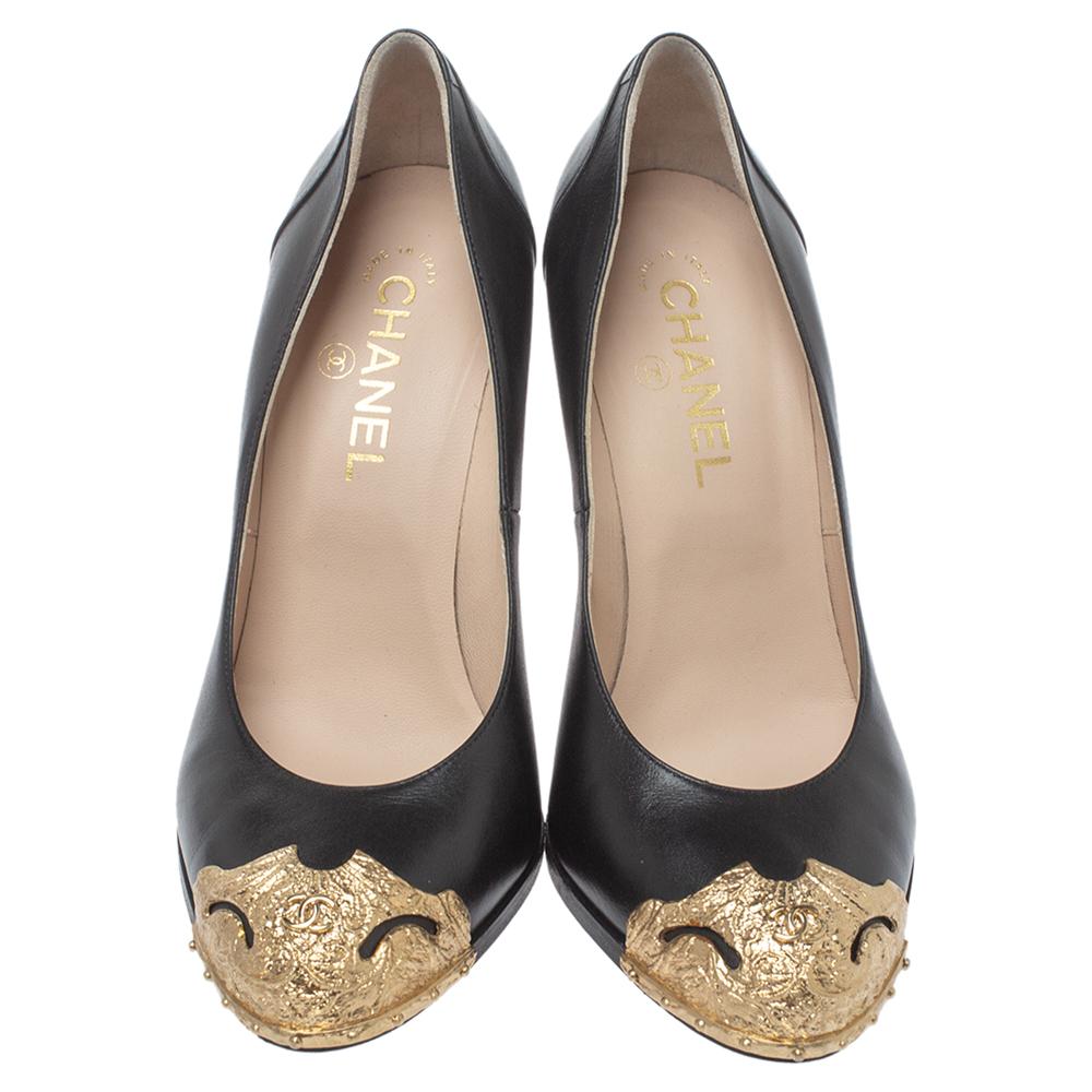 Chanel Black Leather Paris Dallas Star Studded Pumps Size 39 In Good Condition In Dubai, Al Qouz 2