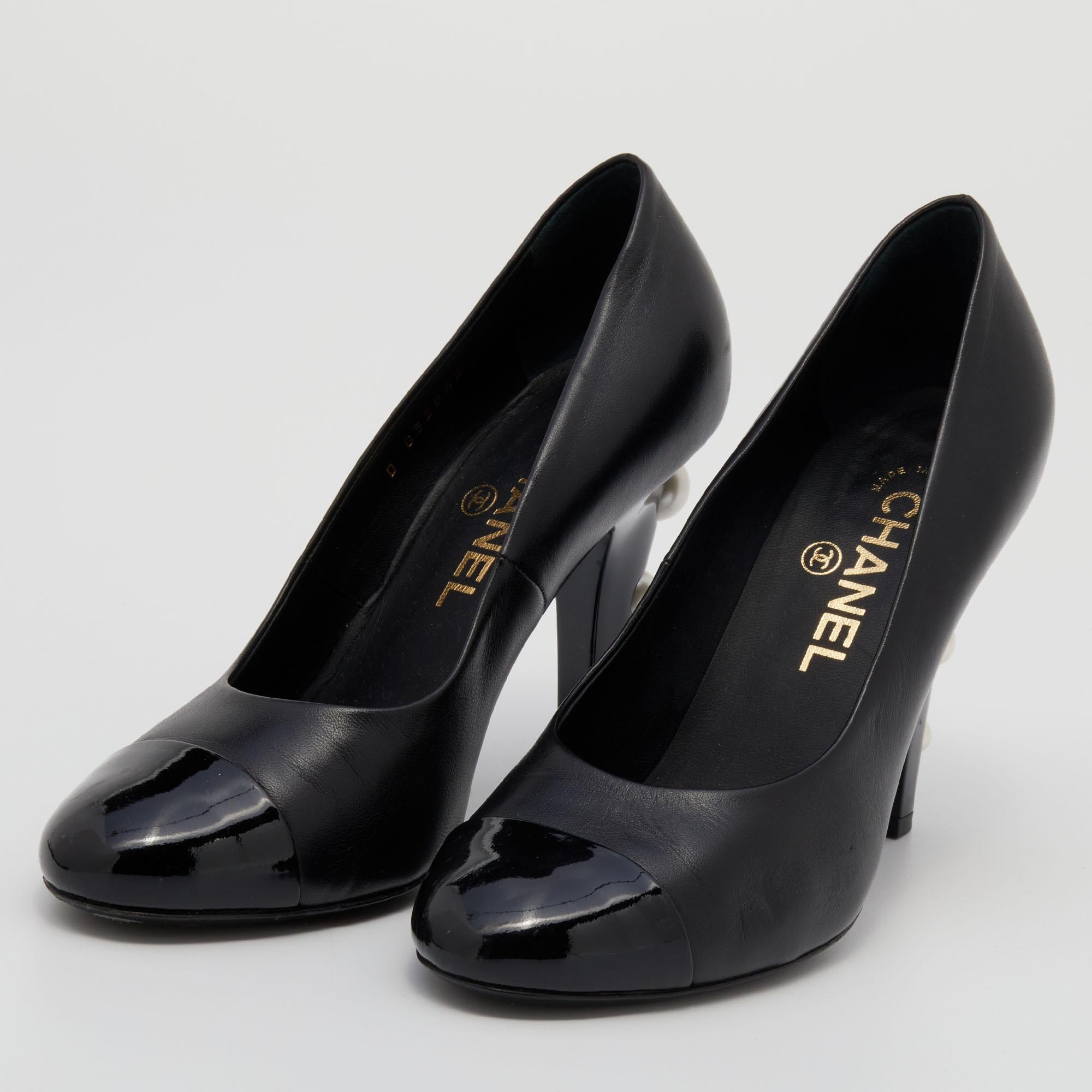 Chanel Black Leather Patent Leather Cap Pearl Embellished Heels Pumps Size 37 In Good Condition In Dubai, Al Qouz 2