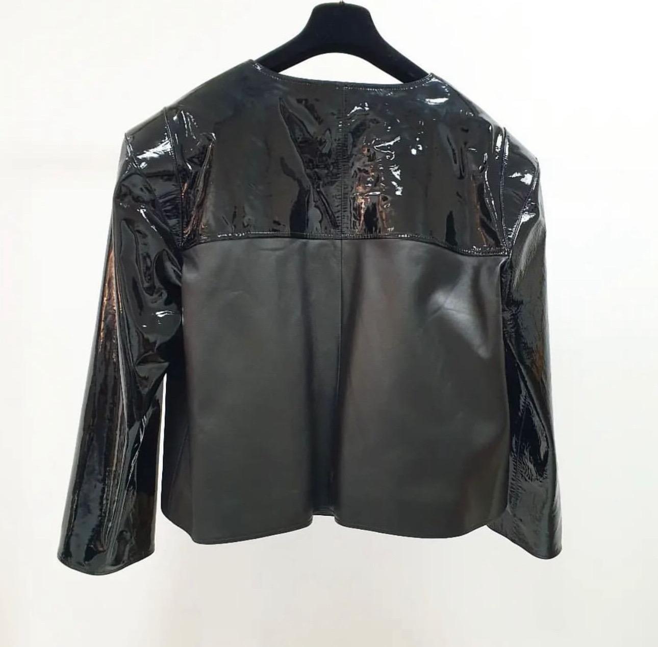 

Materials:
sheep leather, (LINING) 75% Cotton, 25% Silk, (separate fabric) cowhide


Sz. 50
Hanger is not included.



Very good condition. Slight stains seen on pics.