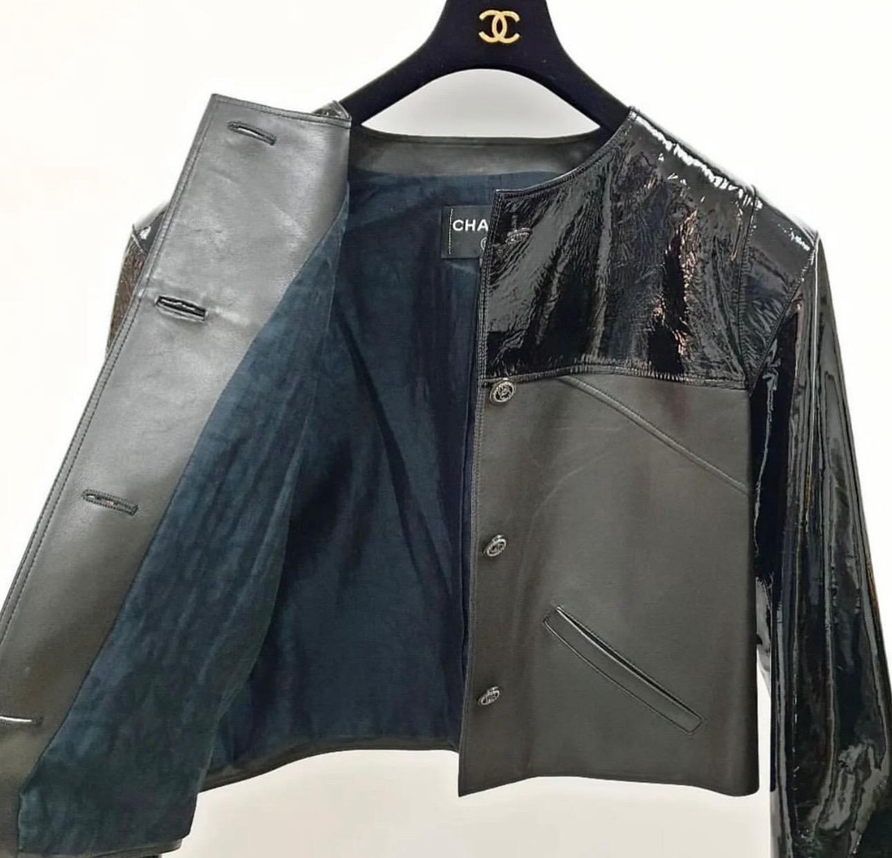 Chanel Jacke aus schwarzem Leder und Lackleder im Angebot 1