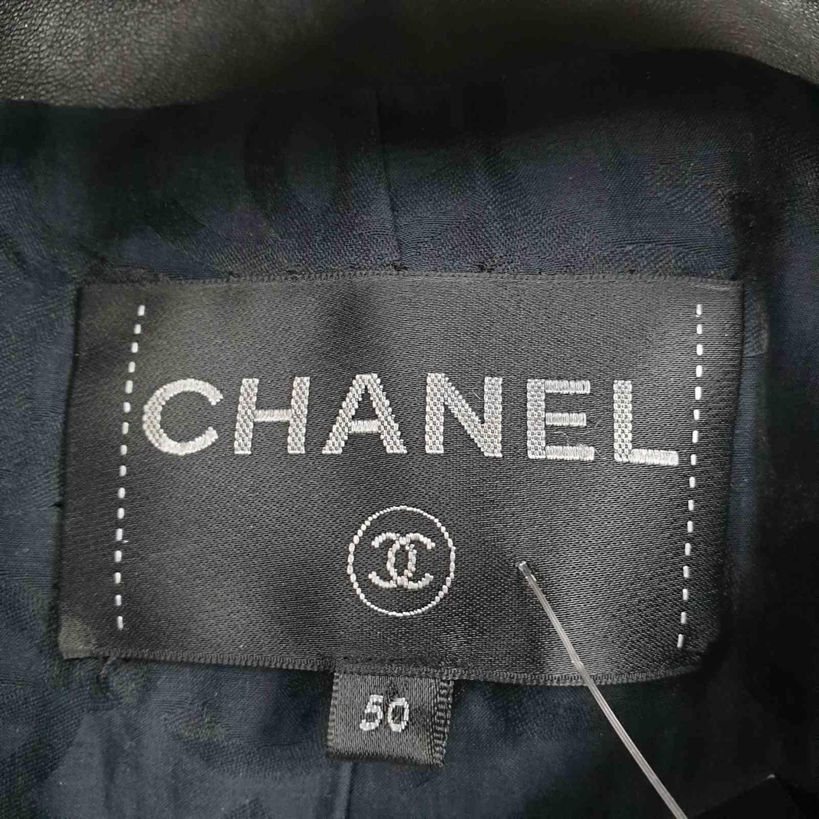 Chanel - Veste en cuir verni noir en vente 4