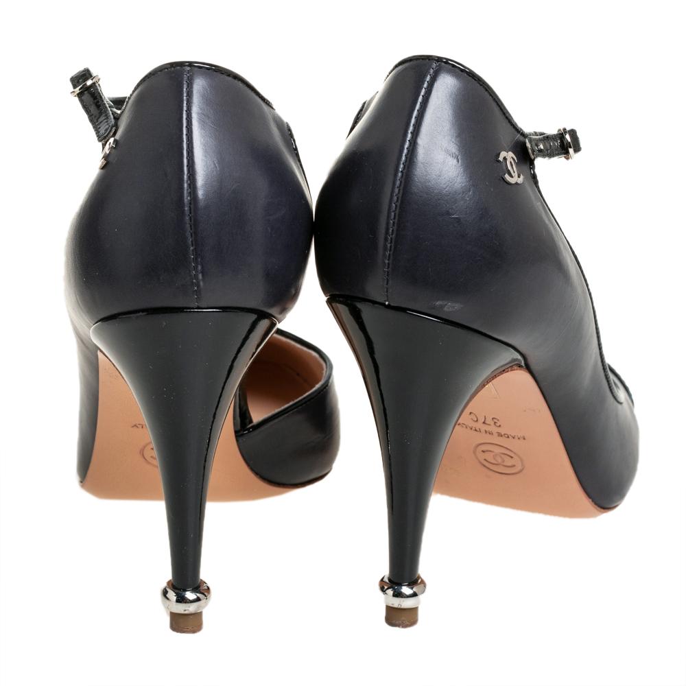 Chanel Black Leather/Patent Leather Mary Jane Cap Toe T-Strap Pumps Size 37 In Good Condition In Dubai, Al Qouz 2