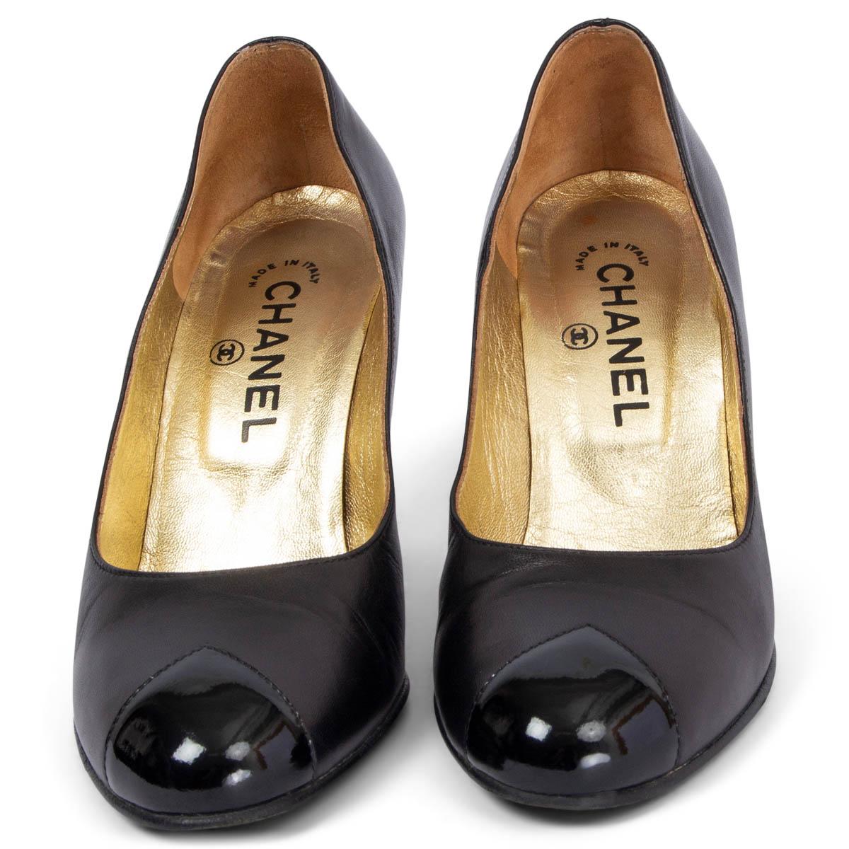 100% authentic Chanel round-toe pumps in black smooth calfskin with a patent heel and tip. Have been worn and show a dent on the rigth heel. Overall in excellent condition. 

Measurements
Imprinted Size	36C
Shoe Size	36
Inside Sole	22.5cm