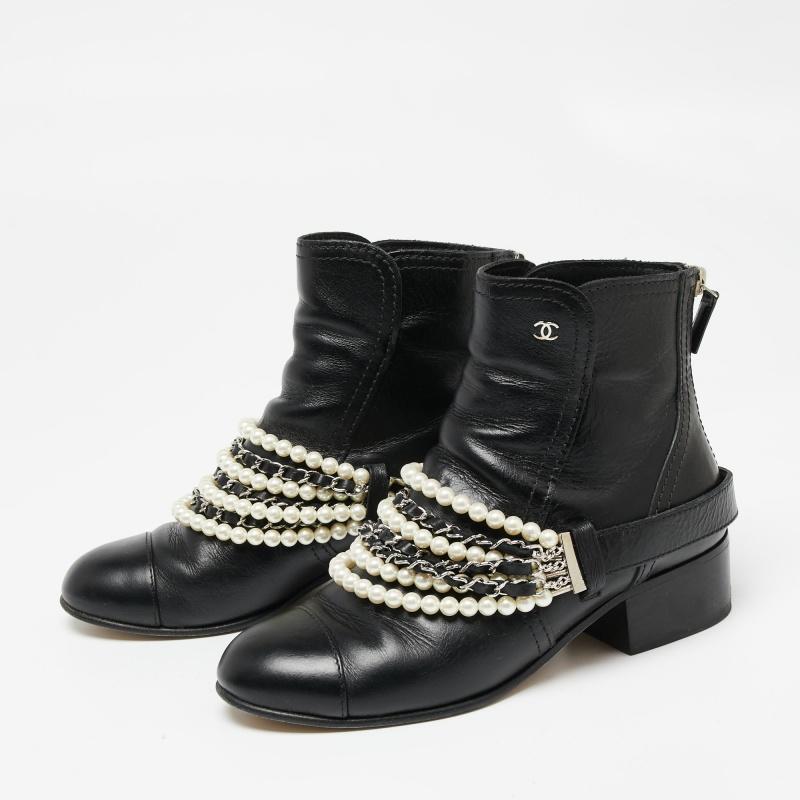 This pair is designed to project an effortlessly luxe style. These boots by Chanel are crafted from quality materials into a refined silhouette. They are equipped with stylish closure, pearl chains, and a sturdy sole for lasting wear. Pair them with