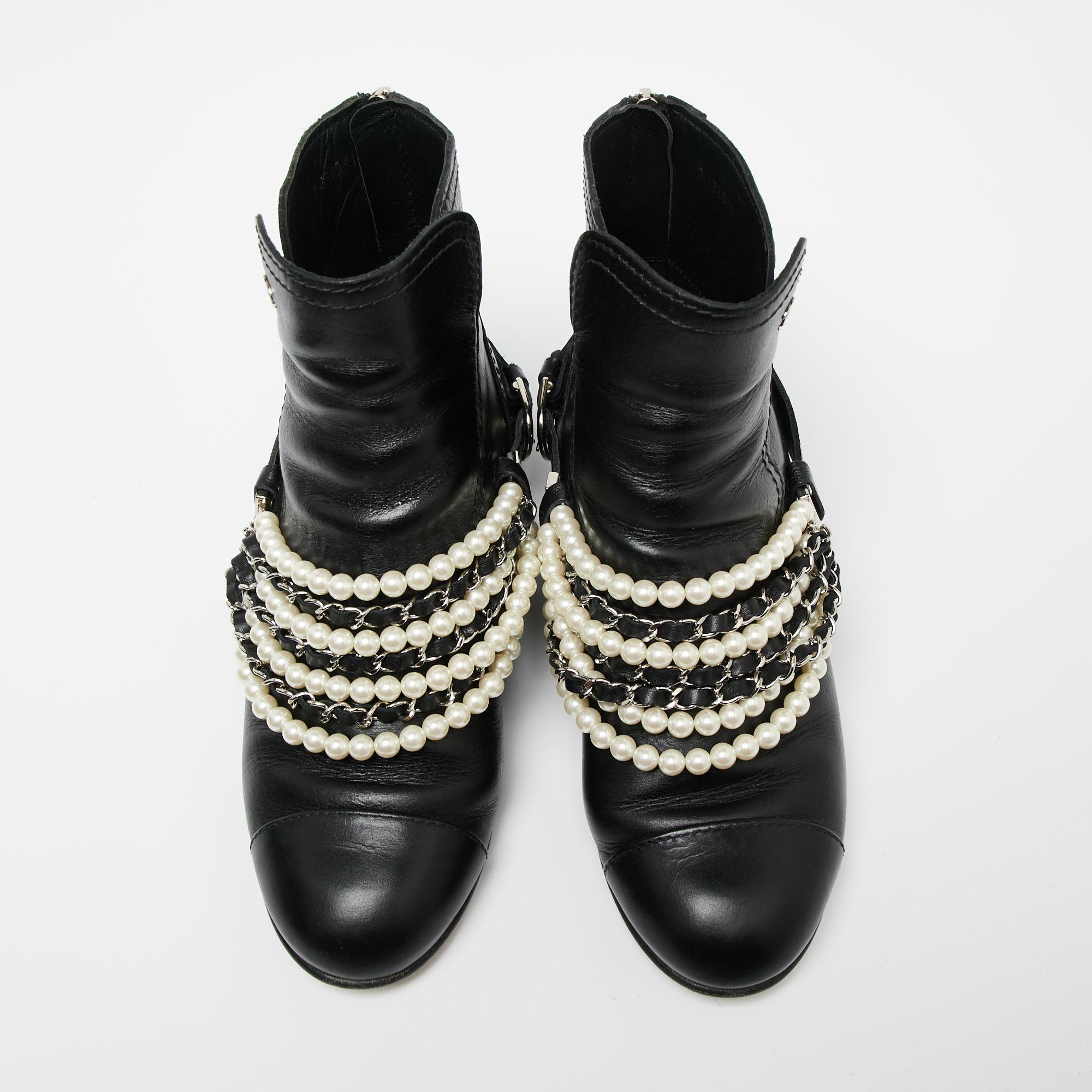 Chanel Black Leather Pearl Chain Ankle Boots Size 37 In Good Condition In Dubai, Al Qouz 2