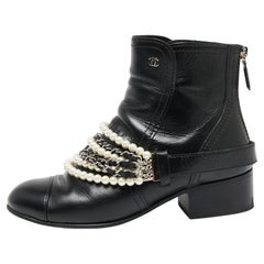 Chanel Schwarze Lederstiefeletten mit Perlenkette Größe 37