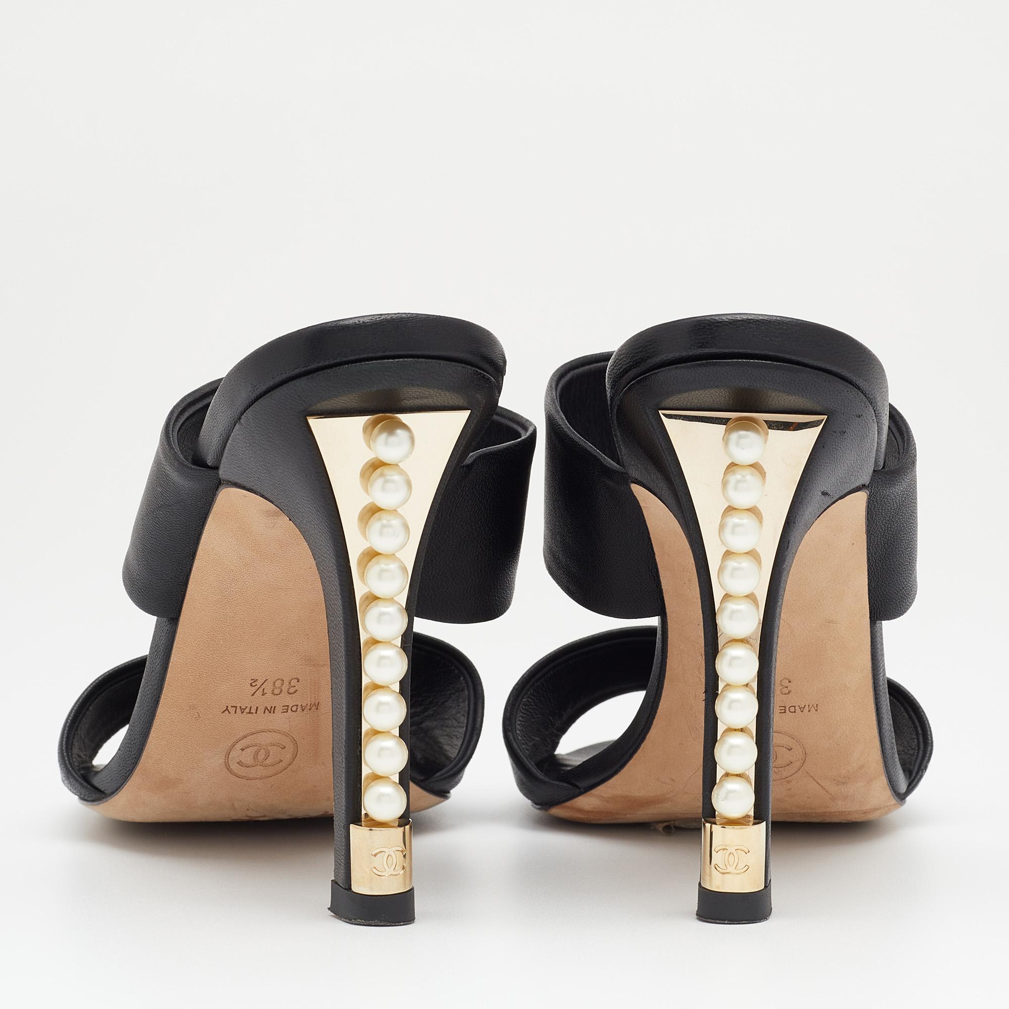 Chanel Black Leather Pearl Embellished Heel Slide Sandals Size 38.5 In Good Condition In Dubai, Al Qouz 2