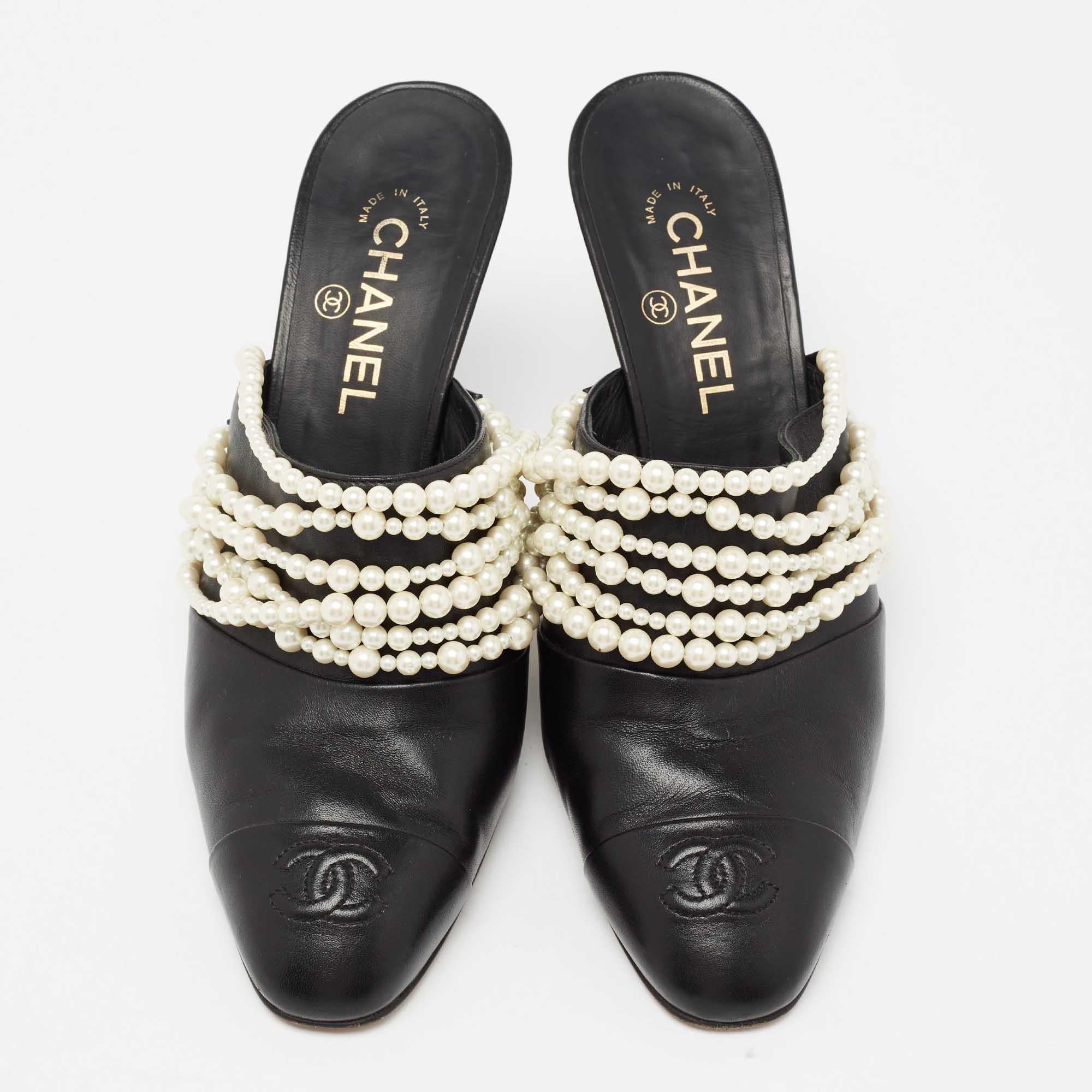 Leave your audience spellbound with this pair of Chanel mules. These beautiful leather mules have been styled with perfection just so a diva like you can flaunt them. Black in shade, the pair has been designed with almond toes, the iconic CC logo