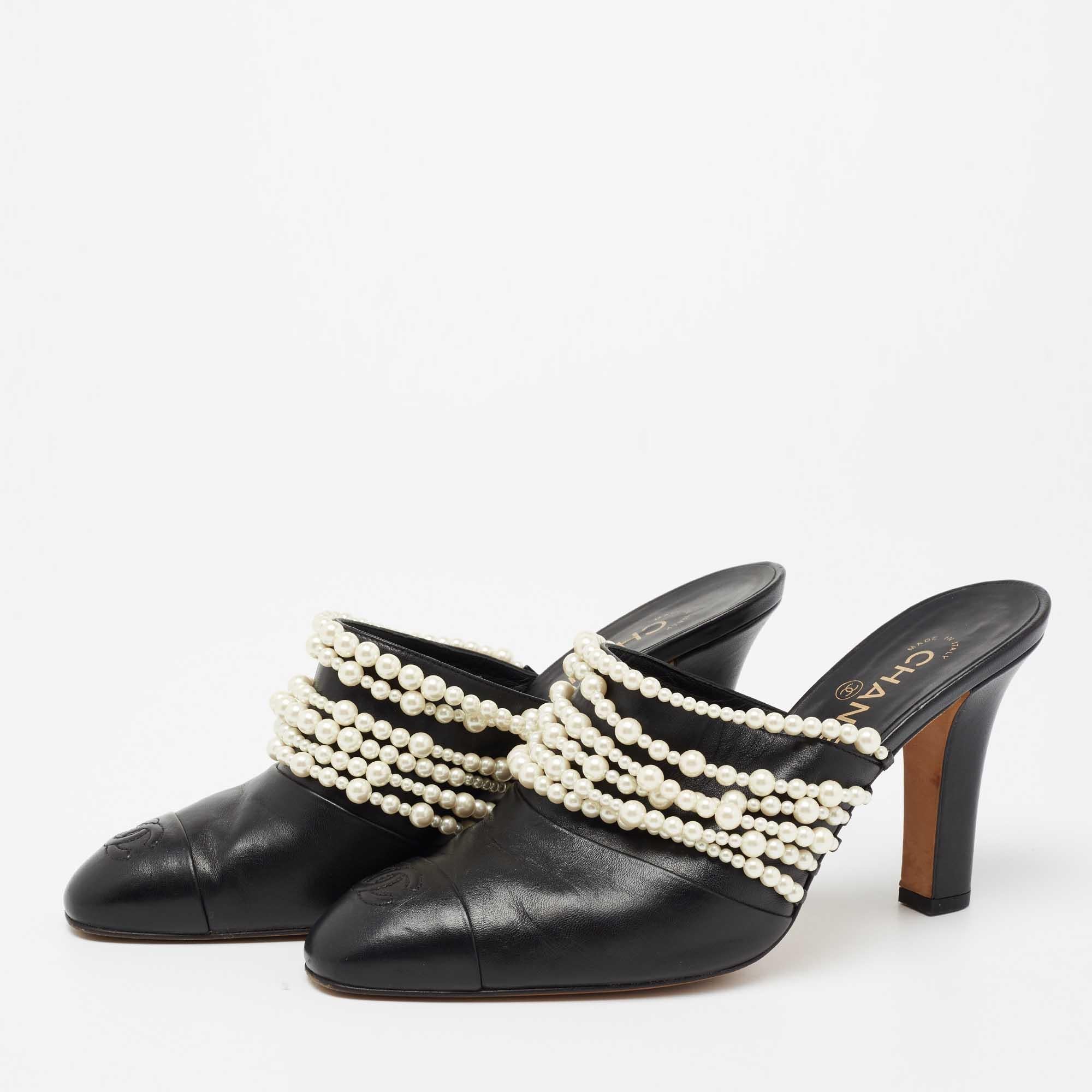 Chanel Black Leather Pearl Embellished Mules Size 41 In Good Condition In Dubai, Al Qouz 2