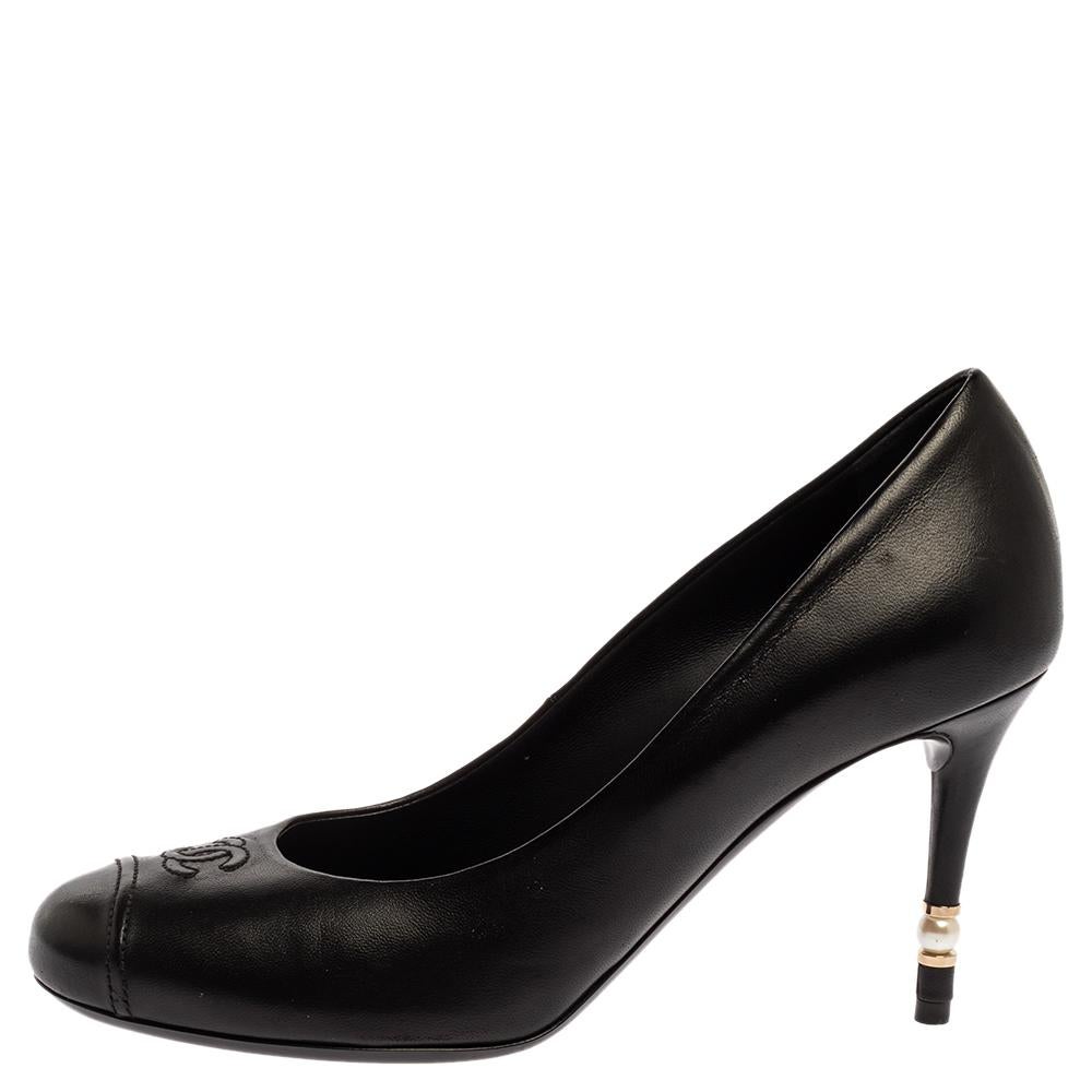 Classic yet fashionable, these black pumps from Chanel are perfect for channeling an air of elegance. They are crafted from leather and feature cap toes with the signature CC logo stitch detailing. They also flaunt pearl-embellished and gold-tone