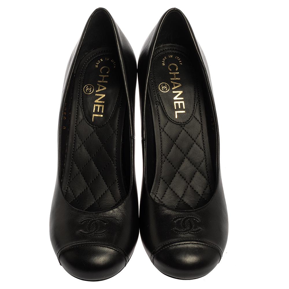 Chanel Black Leather Pearl Heel CC Cap Round Toe Pumps Size 37 In Good Condition In Dubai, Al Qouz 2