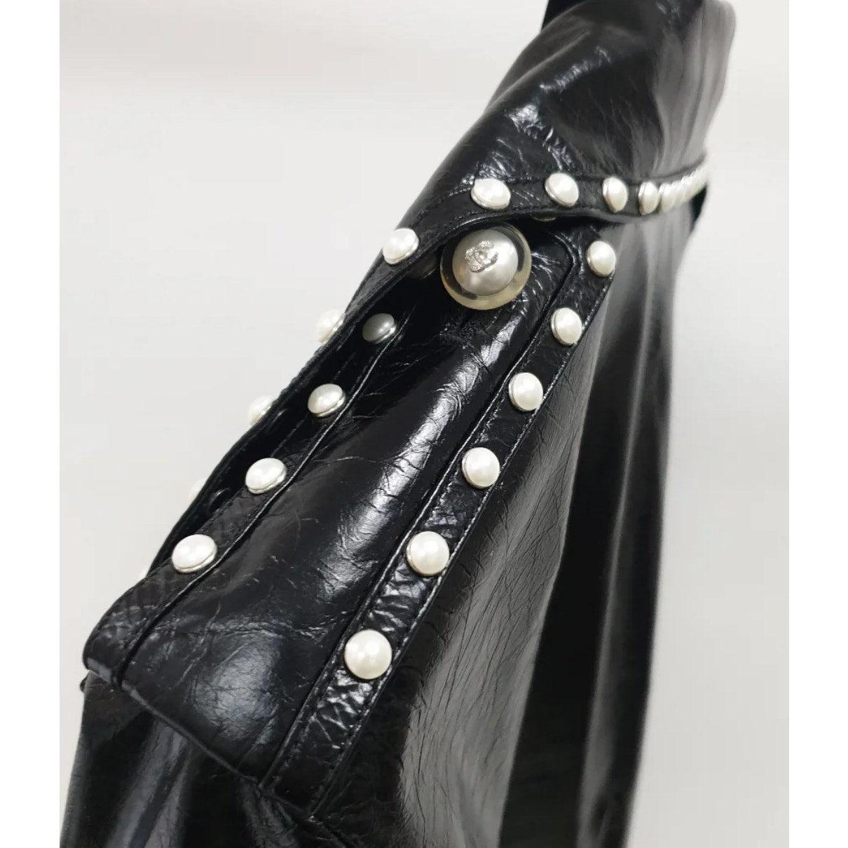 Atemberaubende schwarze Lederjacke von Chanel mit eleganten Perlenverzierungen. Diese Jacke ist in sehr gutem Zustand und bereit, Ihre Garderobe aufzuwerten. Perfekt, um jedem Outfit einen Hauch von Luxus zu verleihen. 

Bitte beachten Sie, dass der