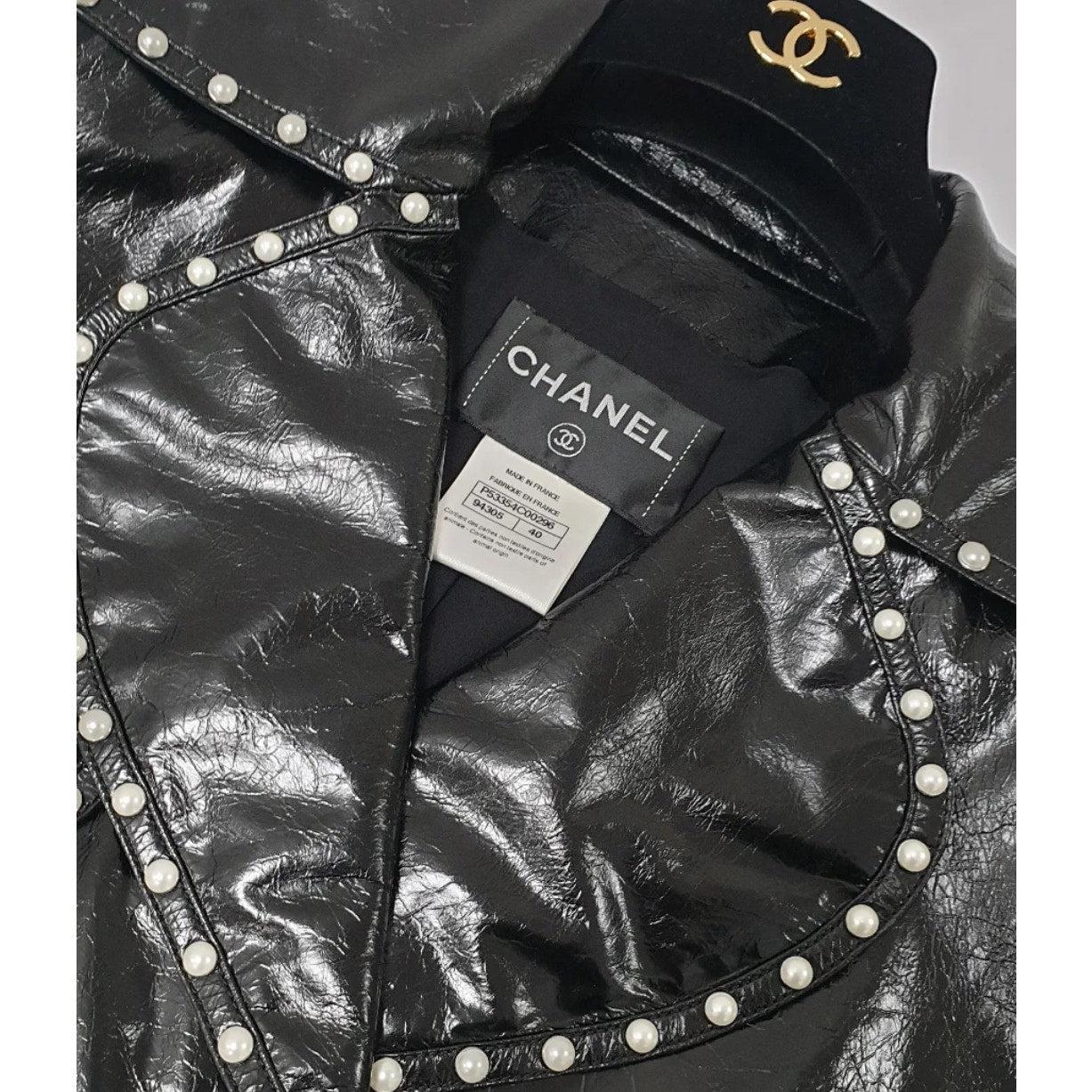 Chanel Schwarze Lederjacke mit Perlenbesatz - Größe 40 Damen im Angebot
