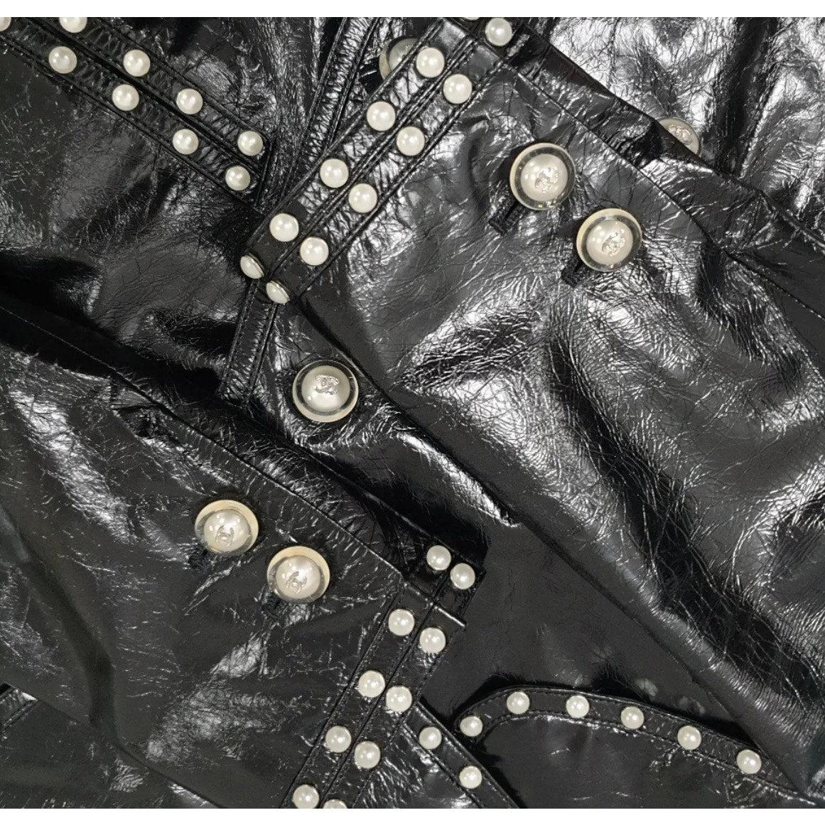 Chanel Schwarze Lederjacke mit Perlenbesatz - Größe 40 im Angebot 2