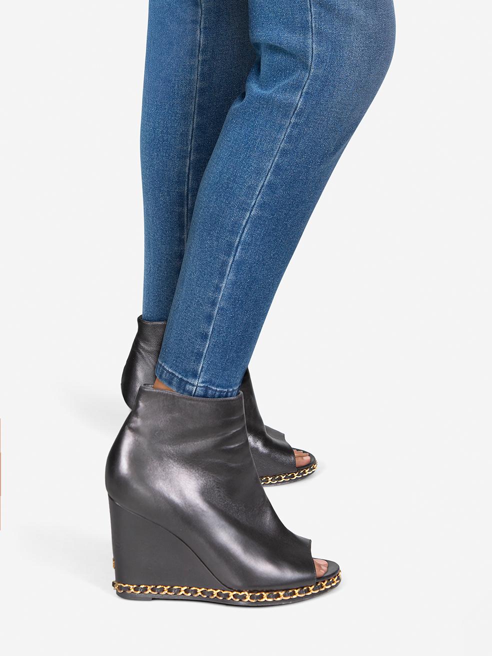 CONDITION is Very good. Minimal wear to the heels is evident. Abrasion on the left insole, both sides of the left shoe, the right counter, right side of the right shoe and both heels on this used Chanel designer resale item.
 
 
 
 Details
 
 

