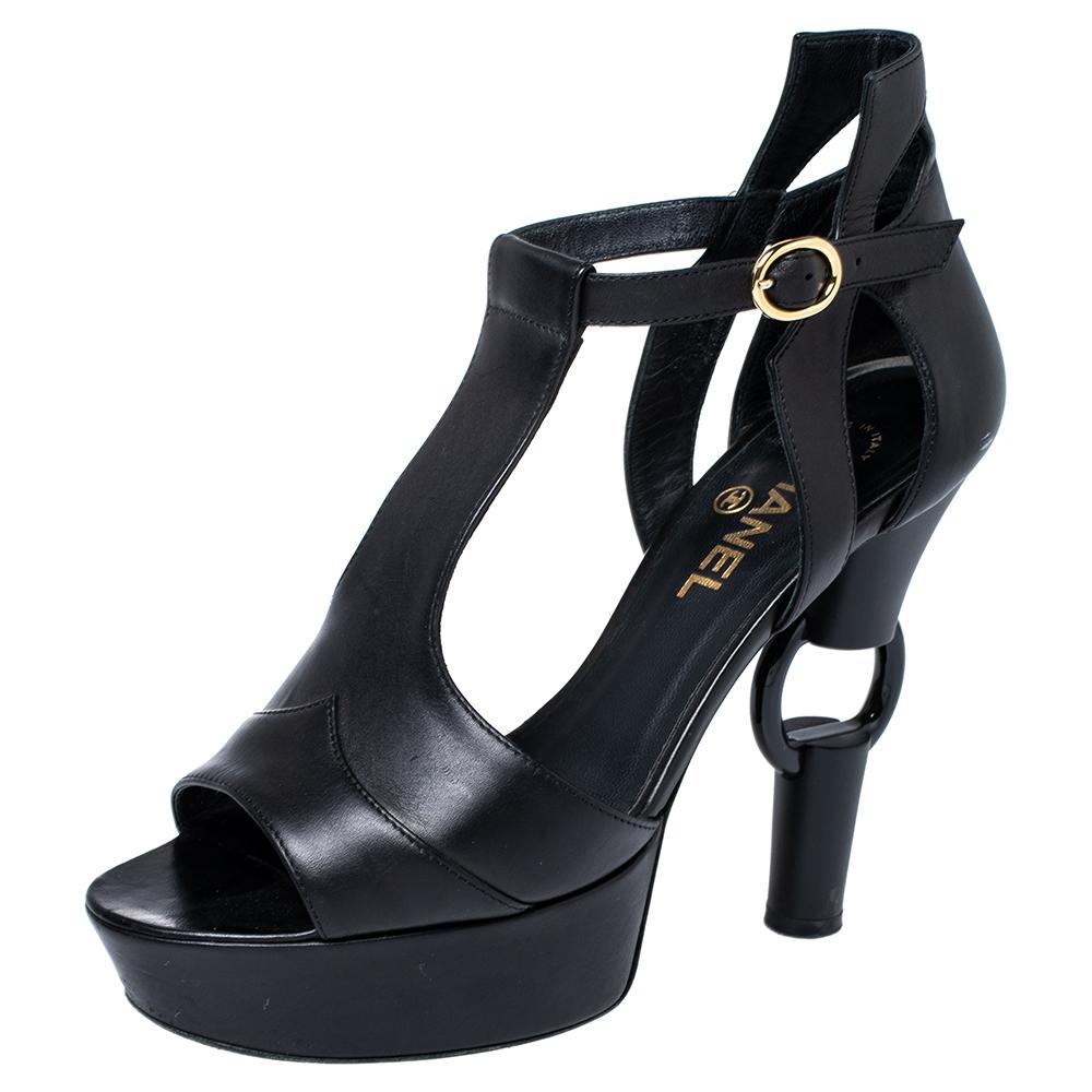 Chanel Chanel Schwarze Plateausandalen aus Leder Größe 39 im Zustand „Gut“ in Dubai, Al Qouz 2