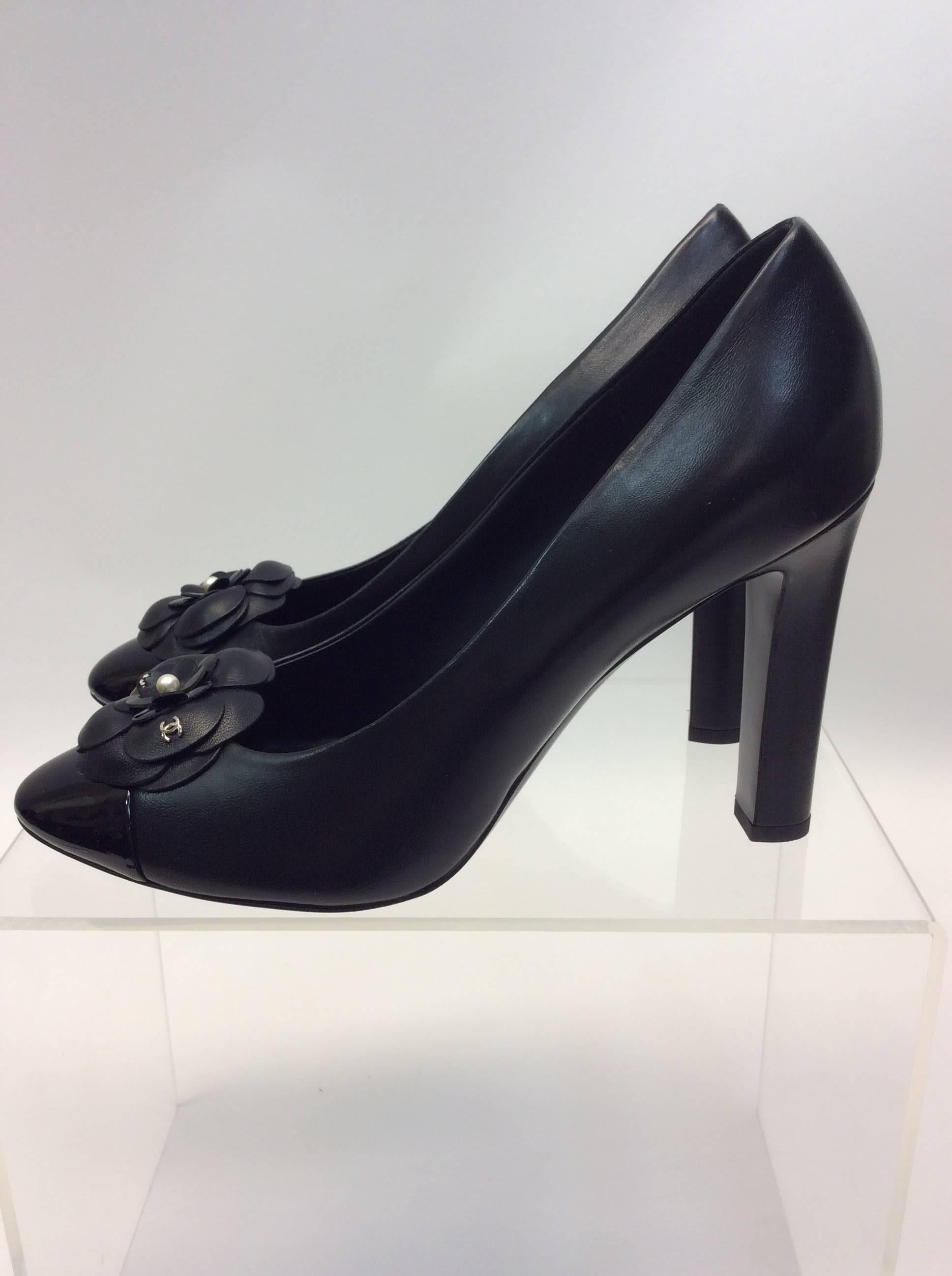 Chanel Black Leather Pump
Flower Detail
$695
4 inch heel
Size 39.5
Made in Italy