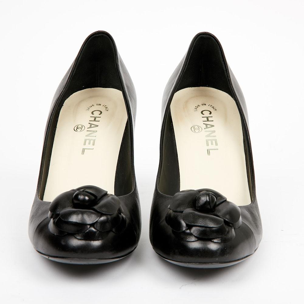 Chanel black leather camellia
Pretty pair of Chanel pumps in black calfskin leather with a slightly rounded toe. On the top of the shoe a black leather camellia, the signature flower of the fashion house. It is a size 39 fr. The heel ends with a